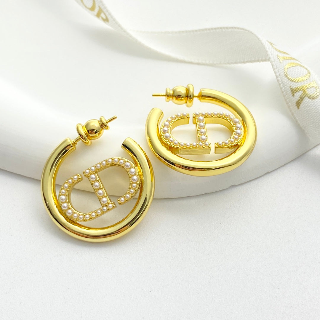 Di 25 round logo earrings