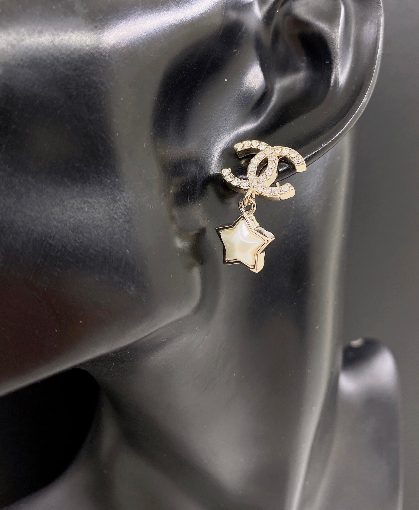 C 25 White Pearl Five-pointed Star Earrings