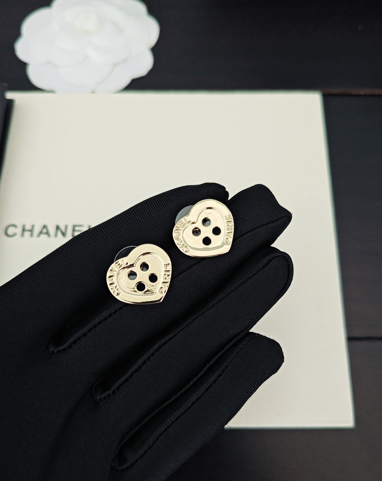 C 25 Heart button earrings