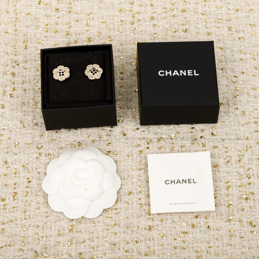 C 25 Button Flower Earrings