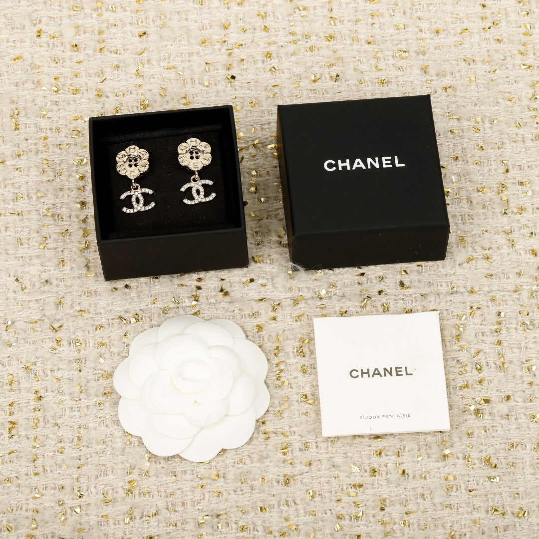 C 25 Button flower + logo earrings