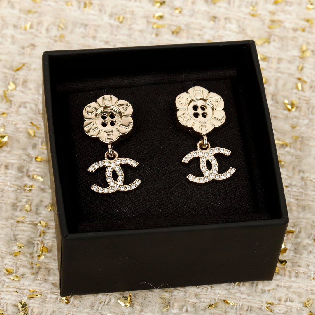C 25 Button flower + logo earrings