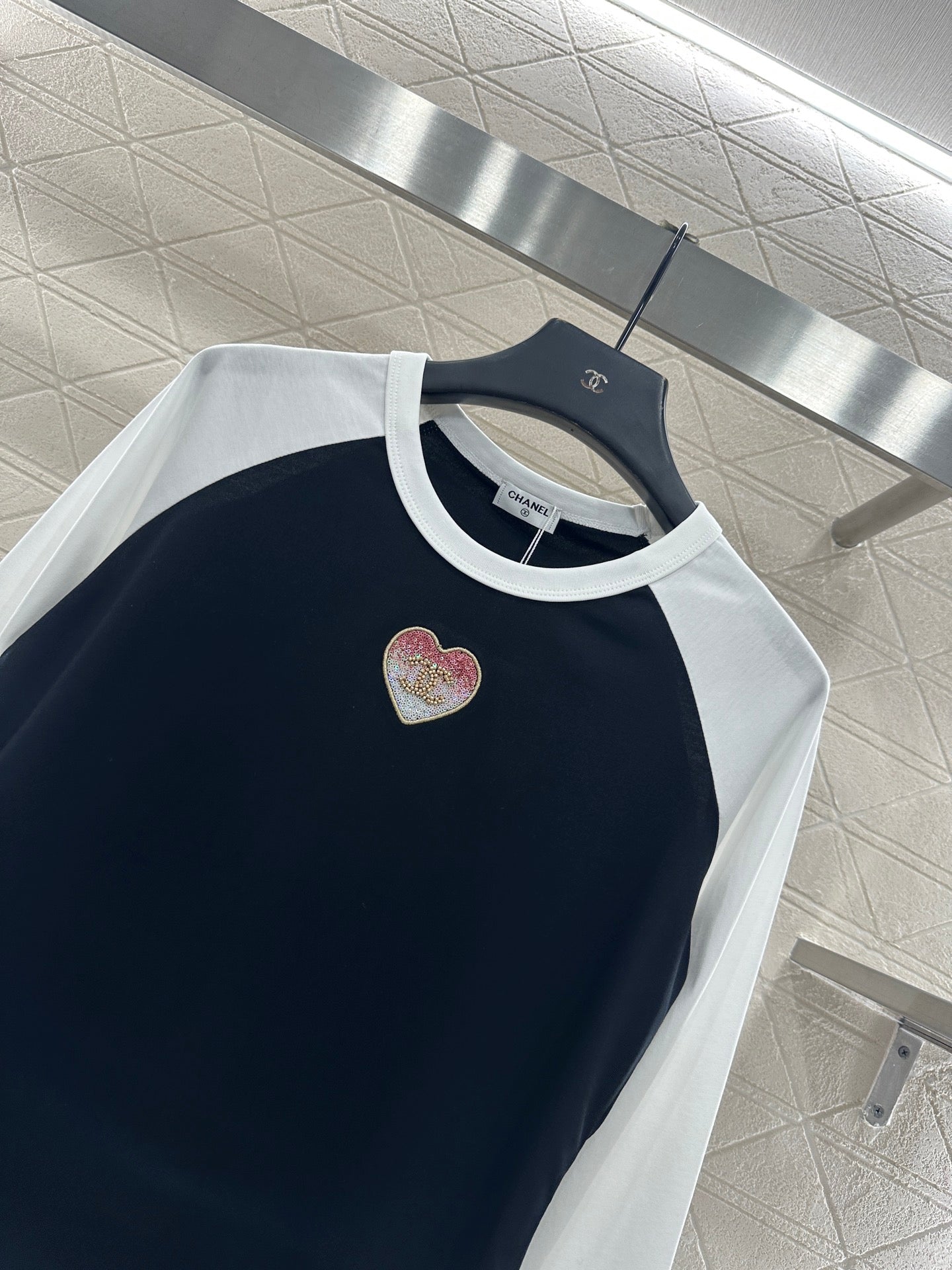 C 25 Crew neck, sequined logo, long sleeves