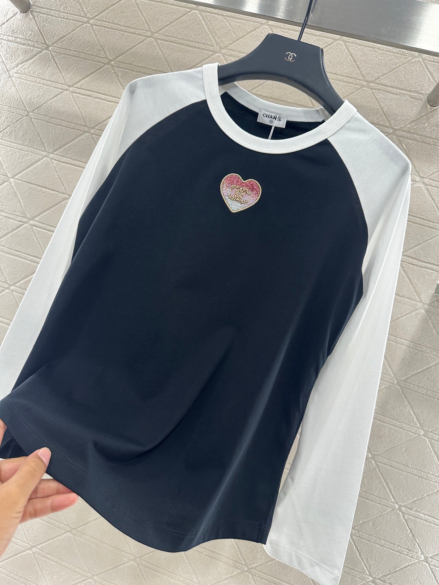 C 25 Crew neck, sequined logo, long sleeves