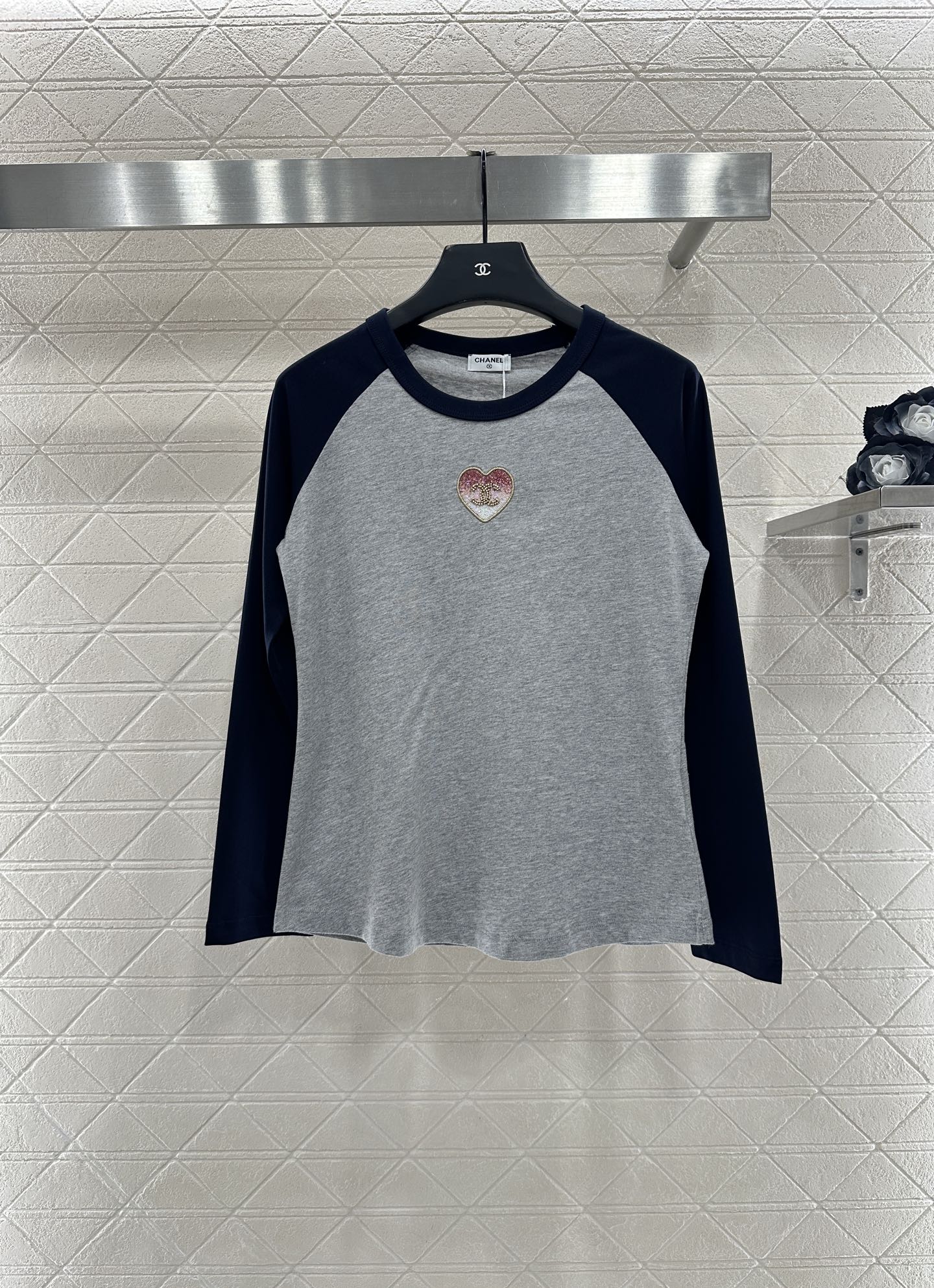C 25 Crew neck, sequined logo, long sleeves