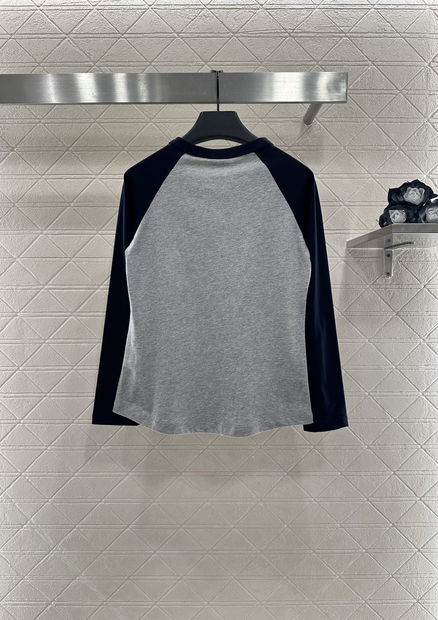 C 25 Crew neck, sequined logo, long sleeves