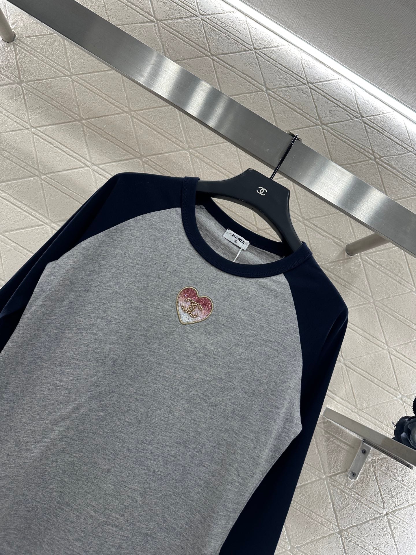C 25 Crew neck, sequined logo, long sleeves