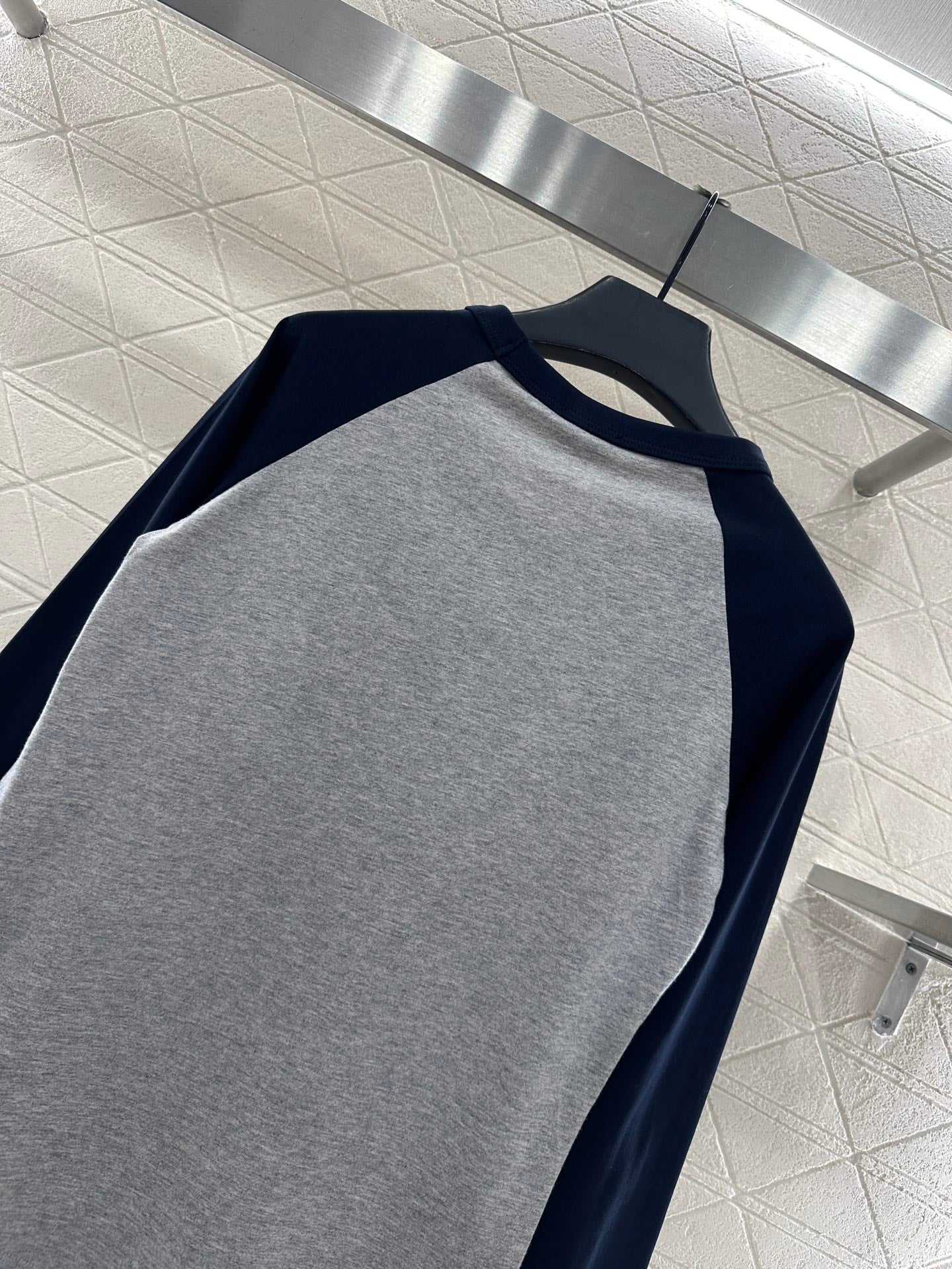 C 25 Crew neck, sequined logo, long sleeves