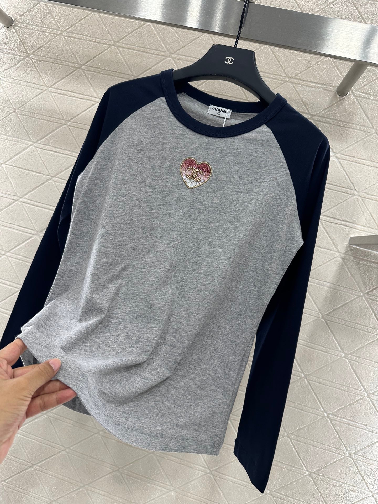 C 25 Crew neck, sequined logo, long sleeves