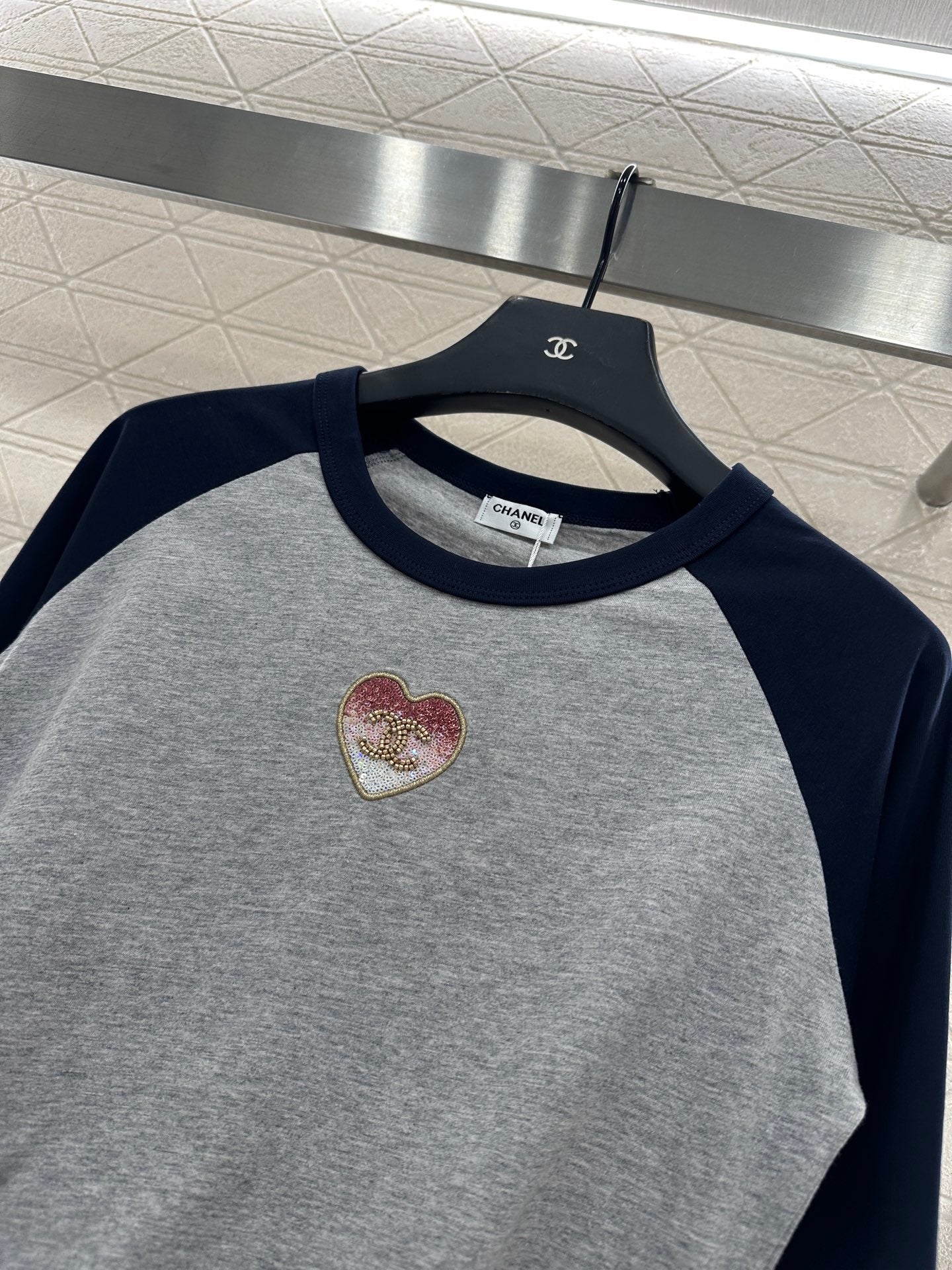 C 25 Crew neck, sequined logo, long sleeves