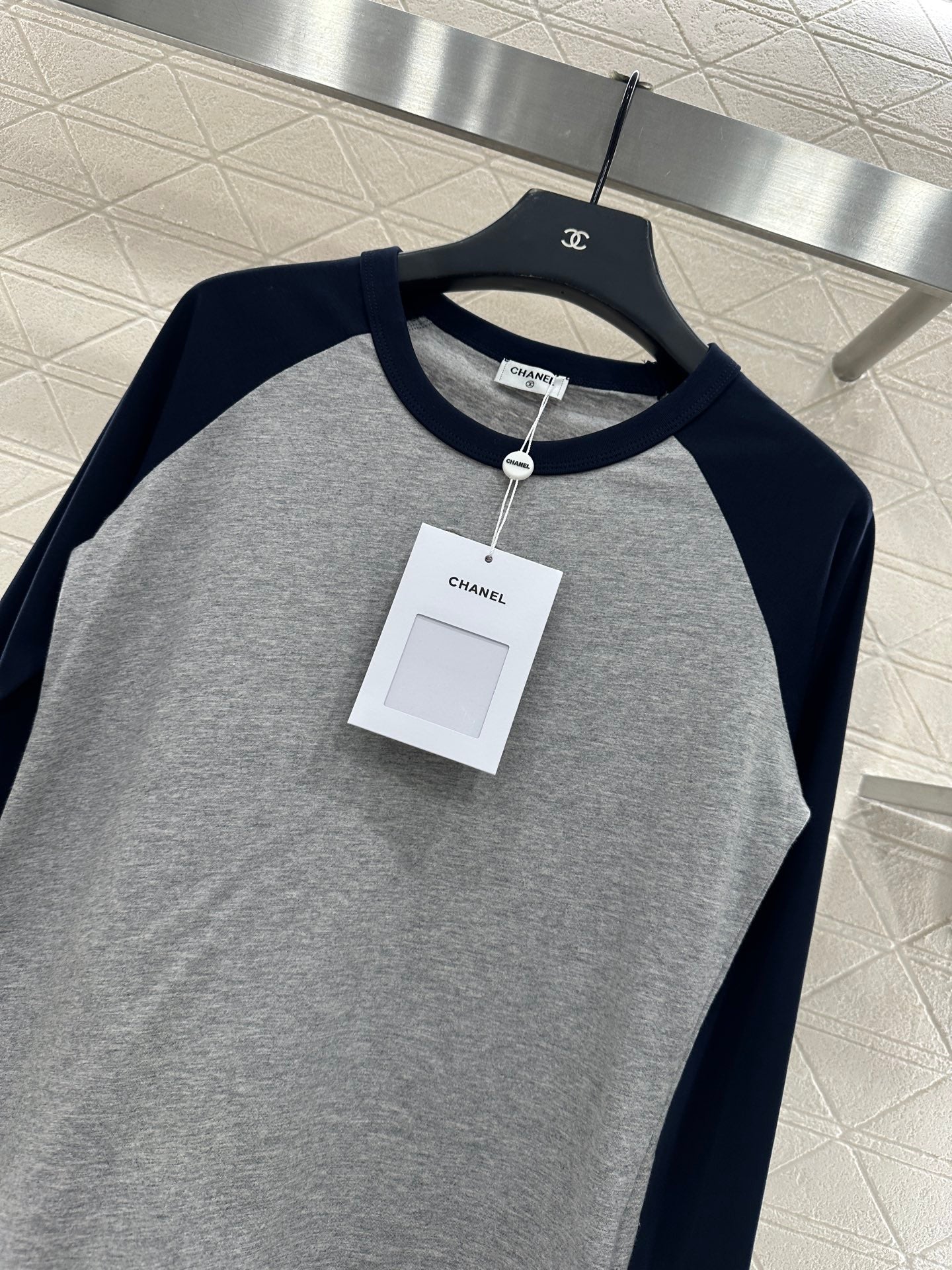 C 25 Crew neck, sequined logo, long sleeves