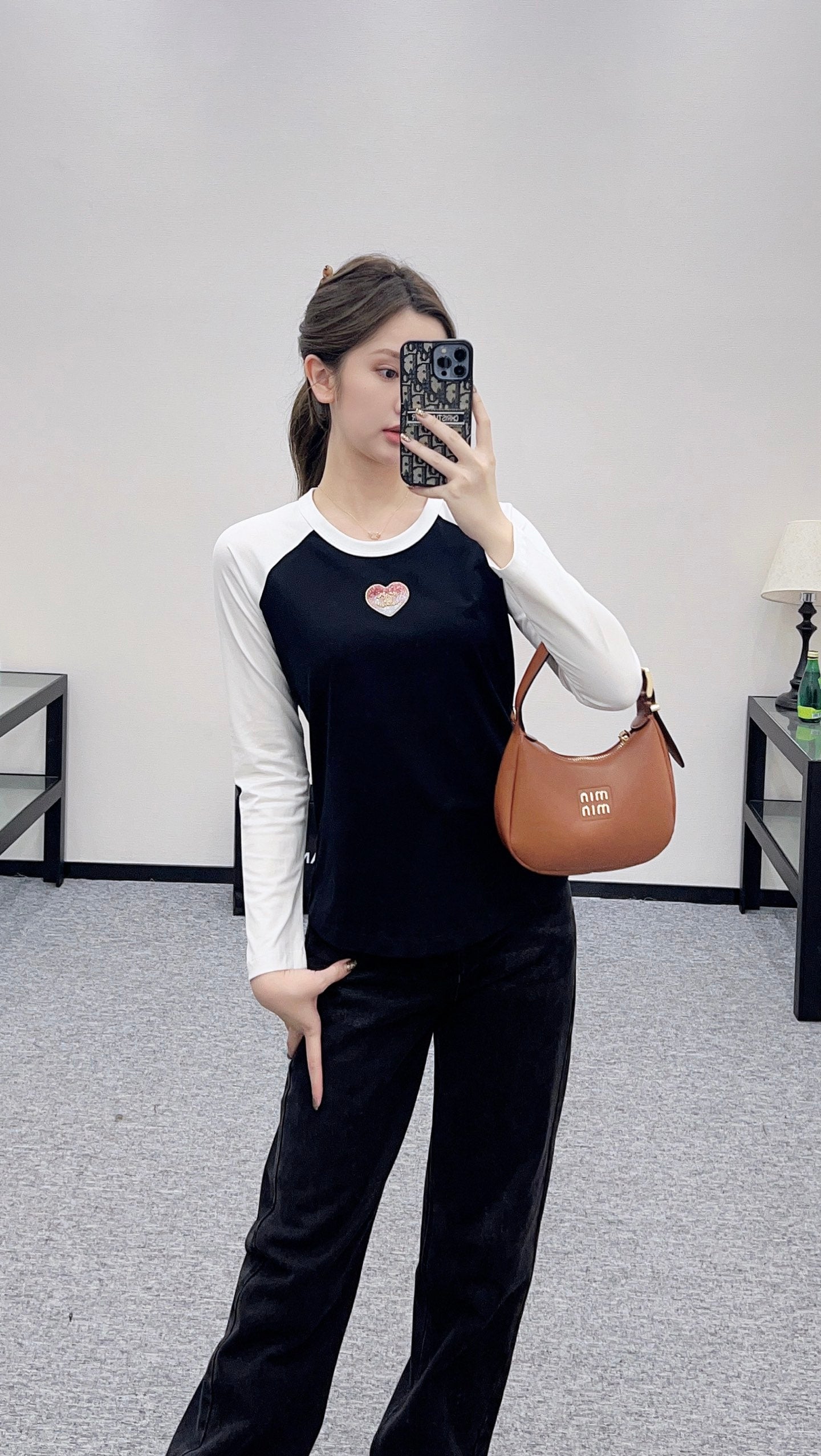 C 25 Crew neck, sequined logo, long sleeves