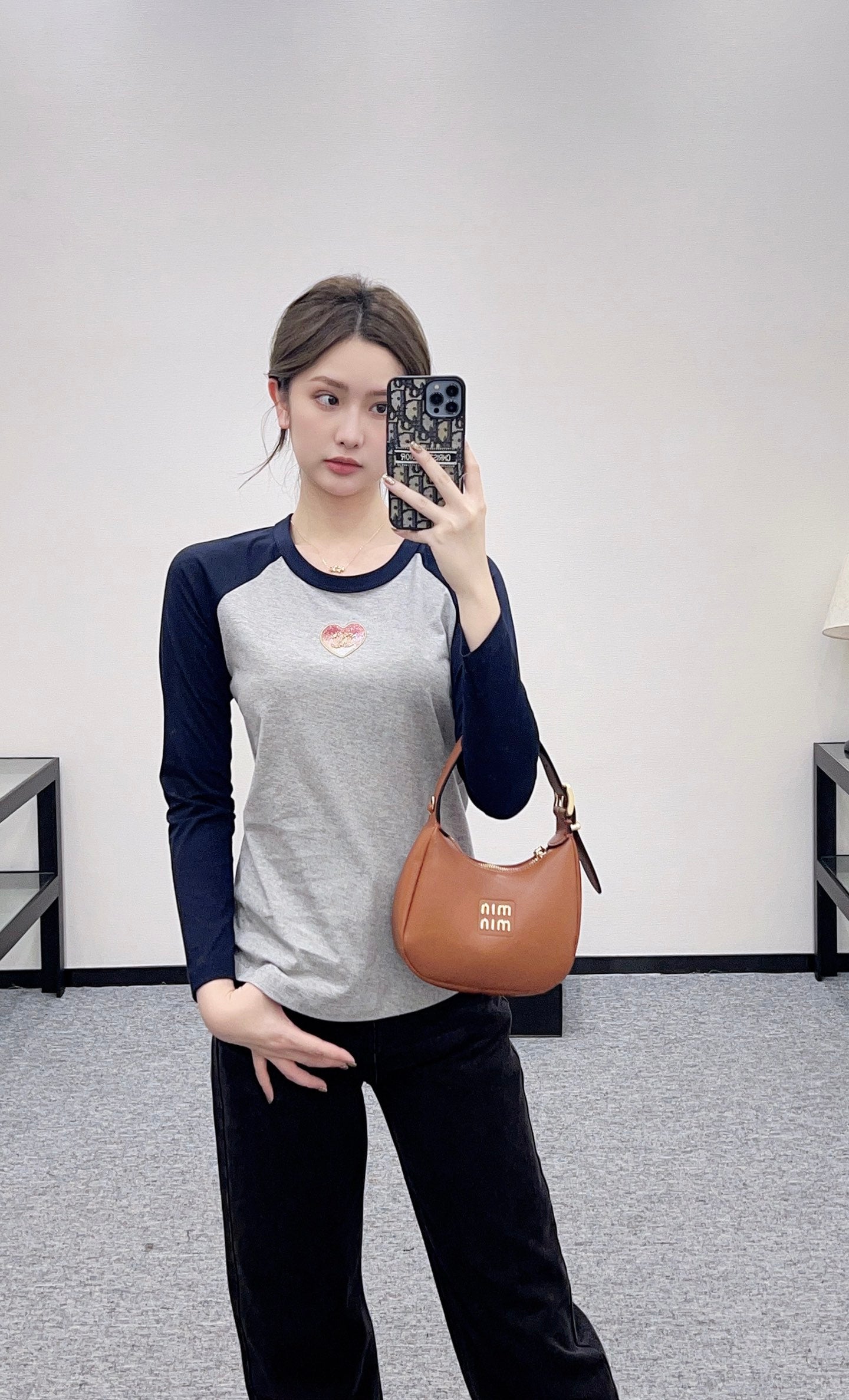C 25 Crew neck, sequined logo, long sleeves