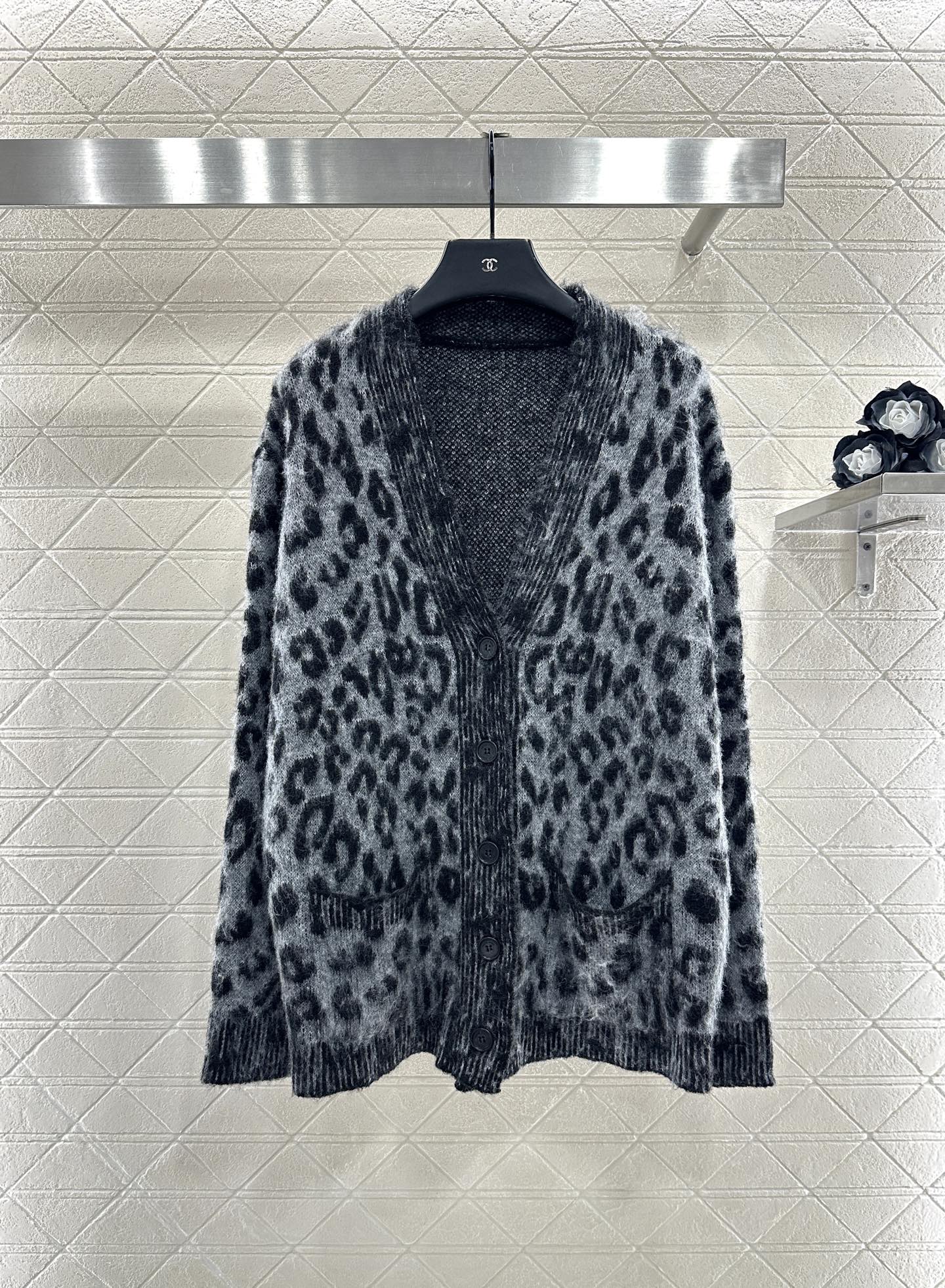 25 Leopard-print pocket knitted cardigan