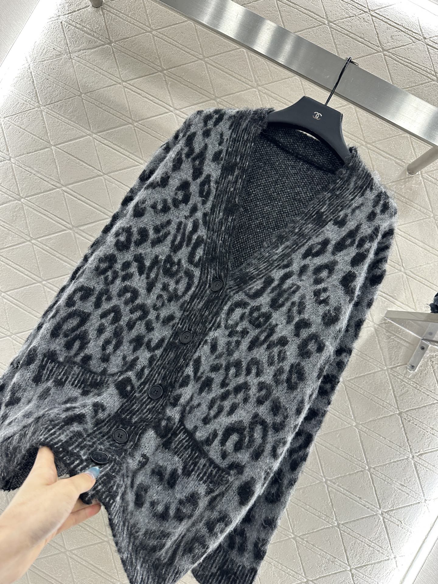 25 Leopard-print pocket knitted cardigan