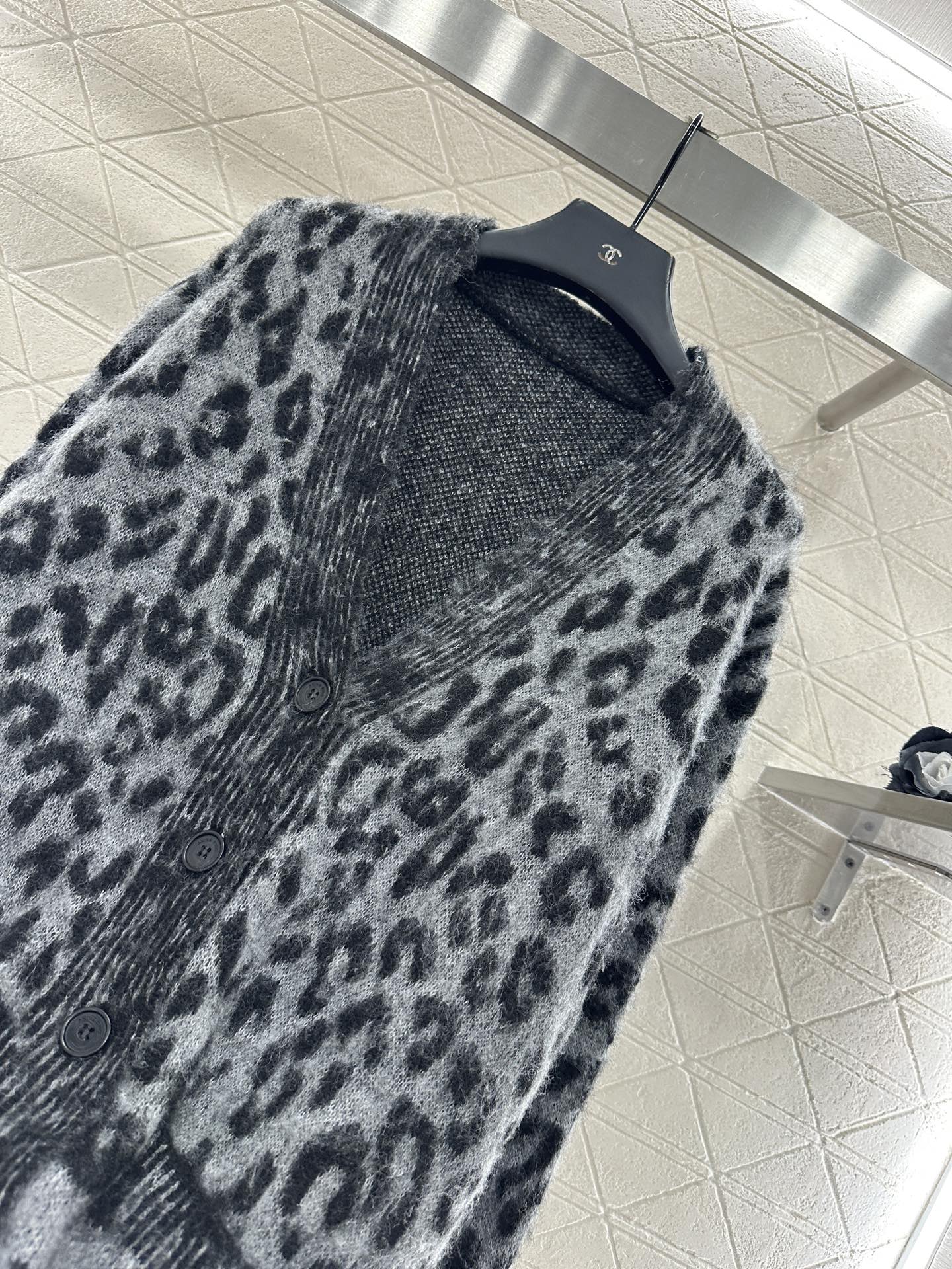 25 Leopard-print pocket knitted cardigan