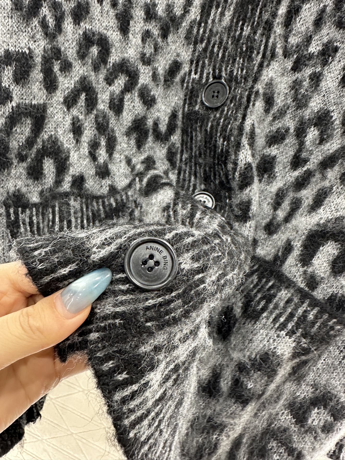 25 Leopard-print pocket knitted cardigan