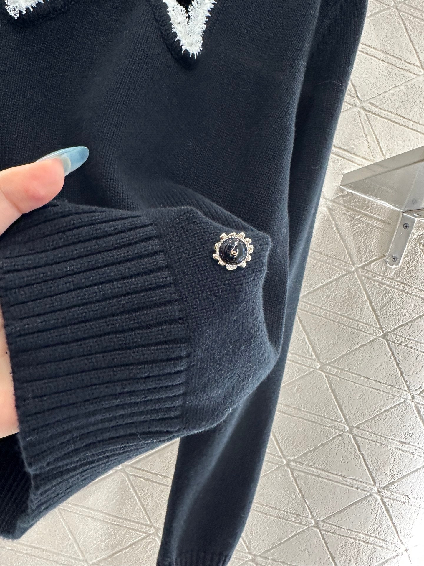C 25 Hollow Bow Knitted Wool Sweater