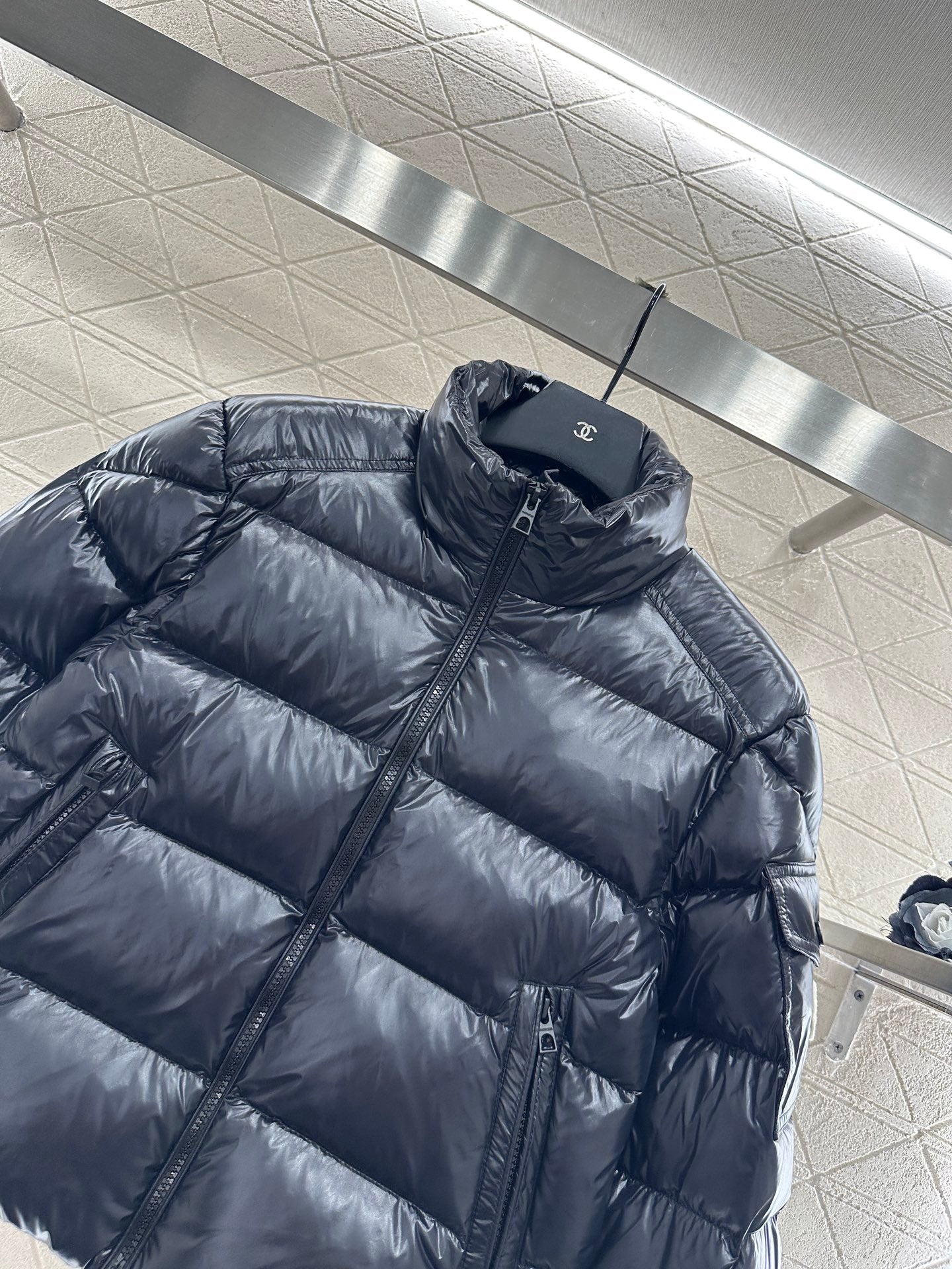 Mon 25  Rectangular embossed stand collar down jacket