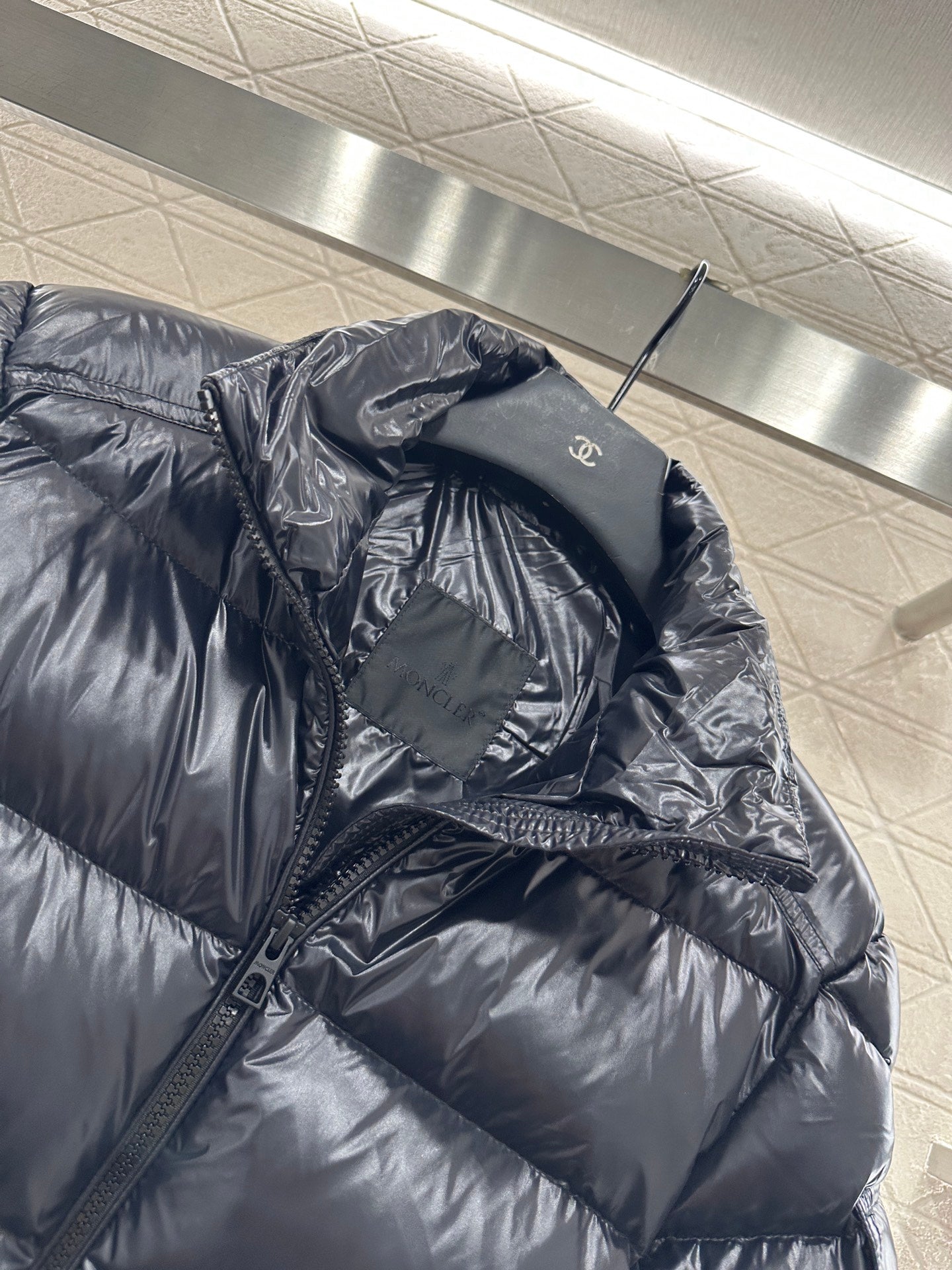 Mon 25  Rectangular embossed stand collar down jacket