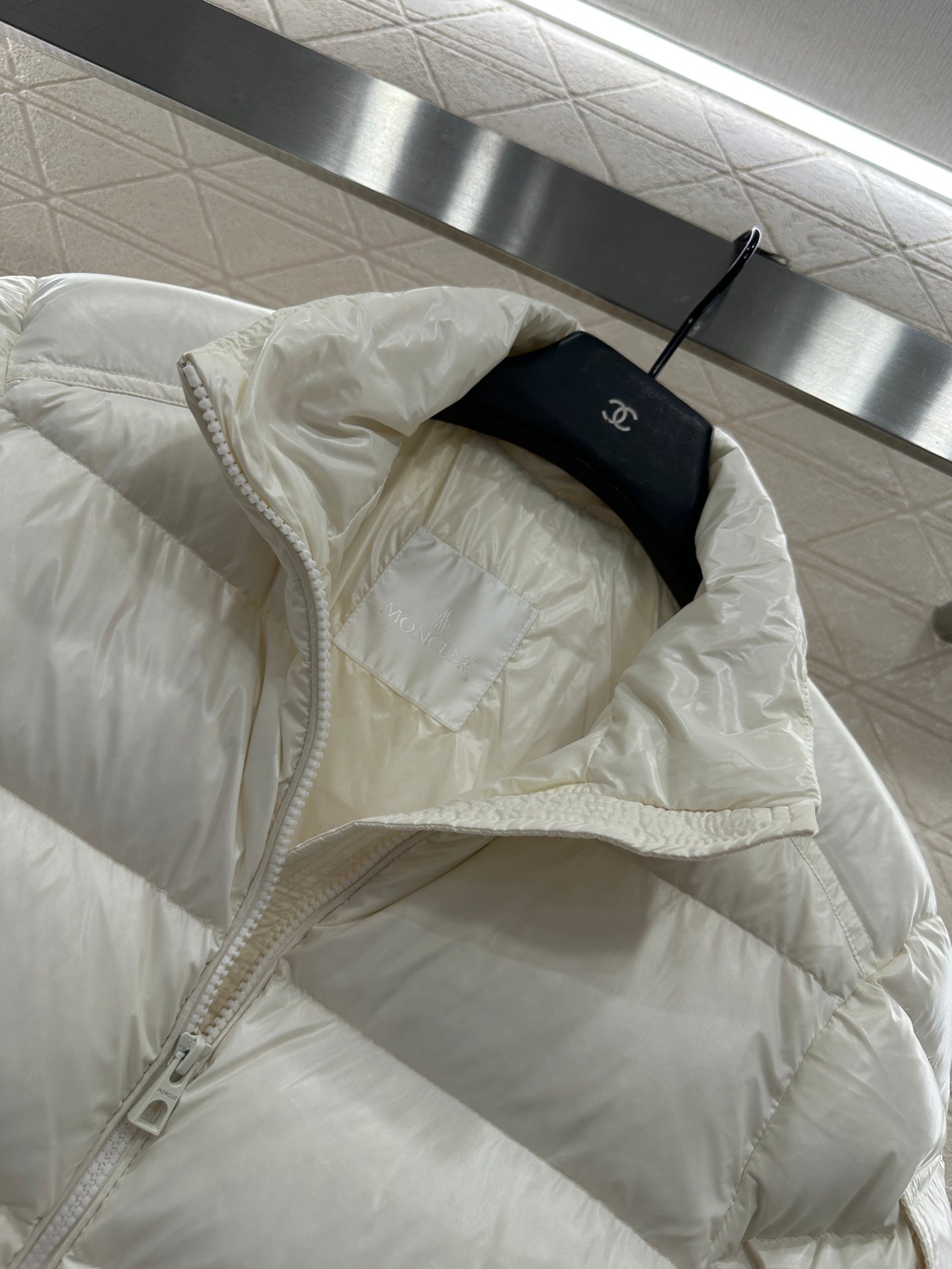 Mon 25  Rectangular embossed stand collar down jacket