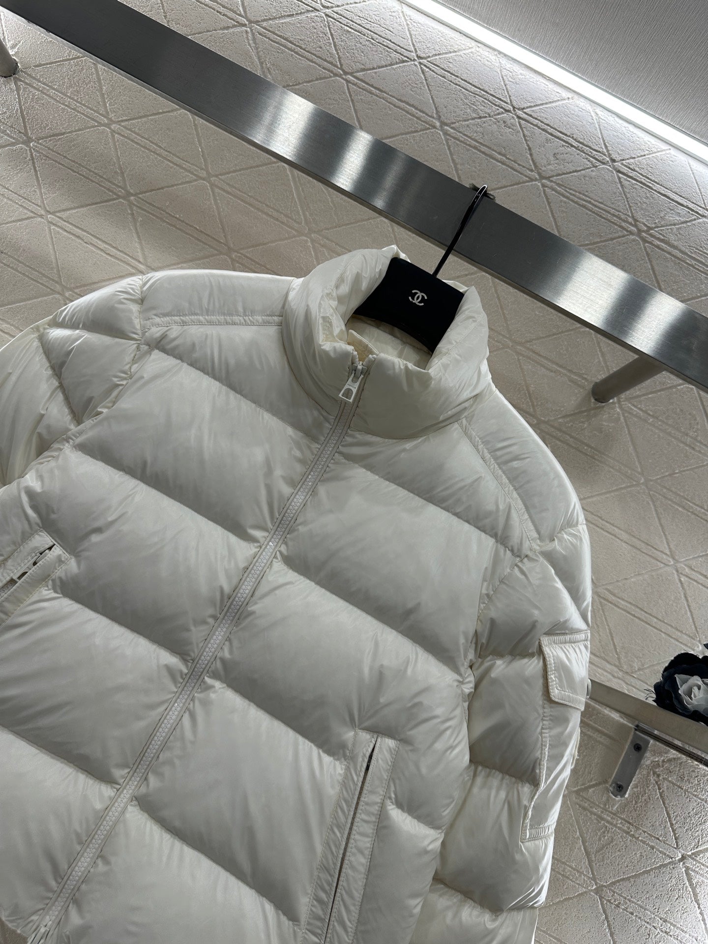 Mon 25  Rectangular embossed stand collar down jacket