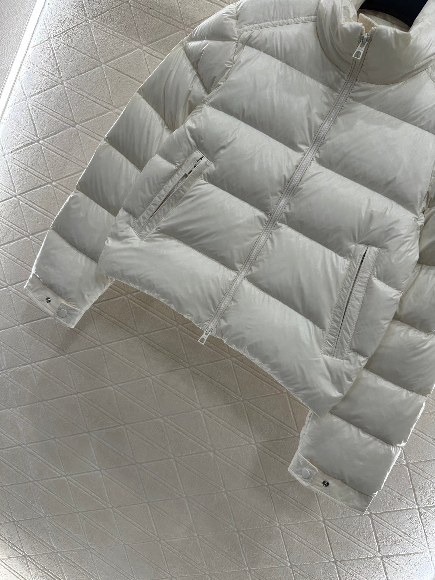 Mon 25  Rectangular embossed stand collar down jacket
