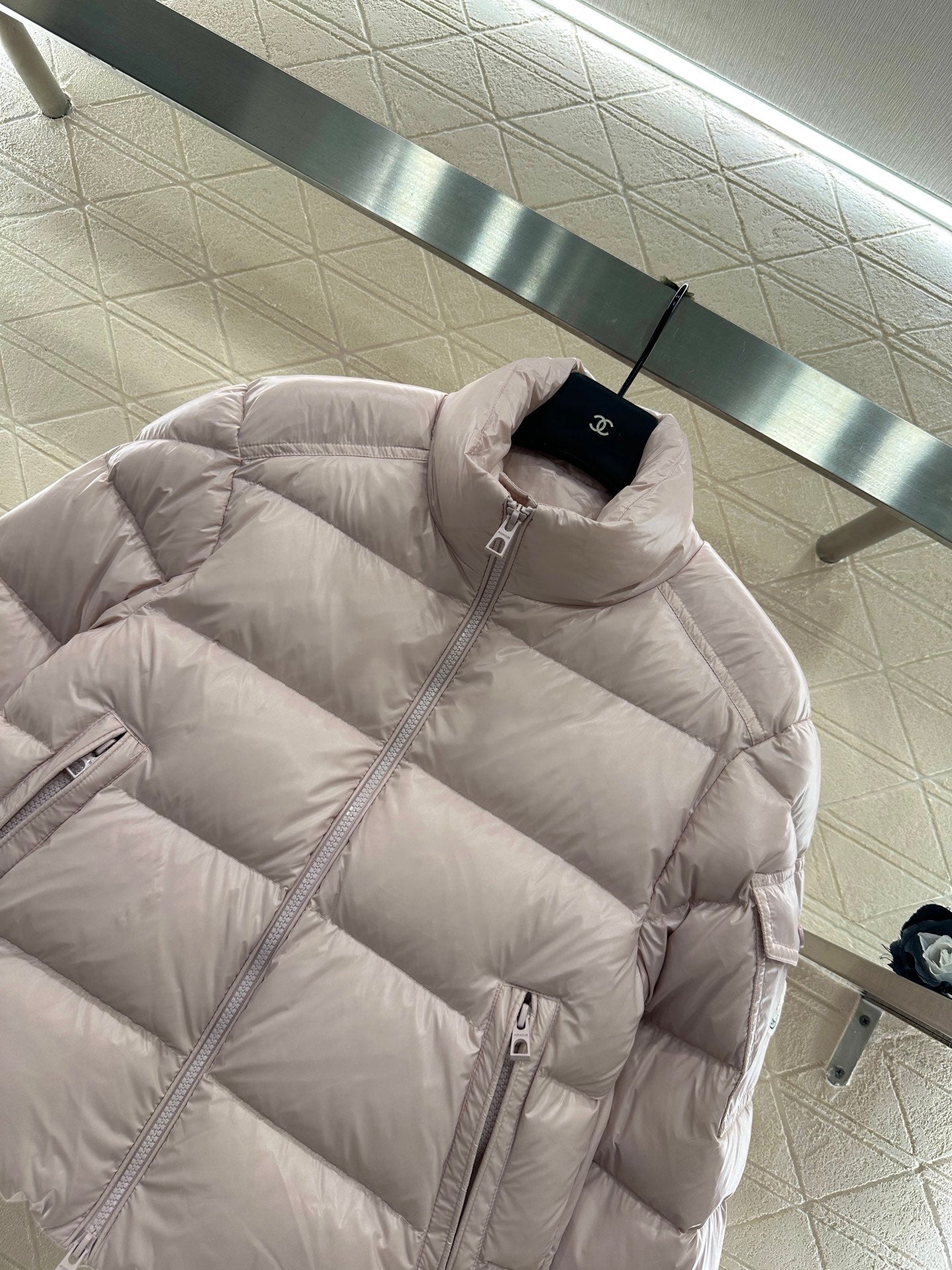 Mon 25  Rectangular embossed stand collar down jacket