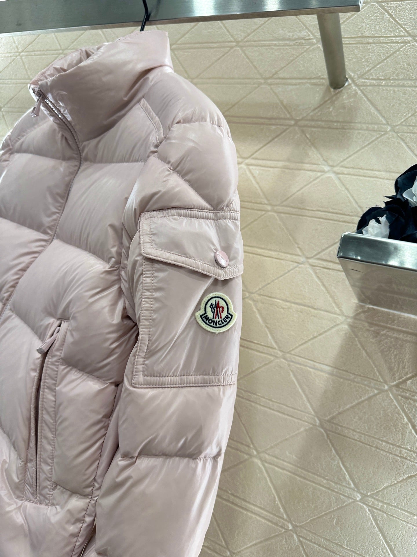 Mon 25  Rectangular embossed stand collar down jacket