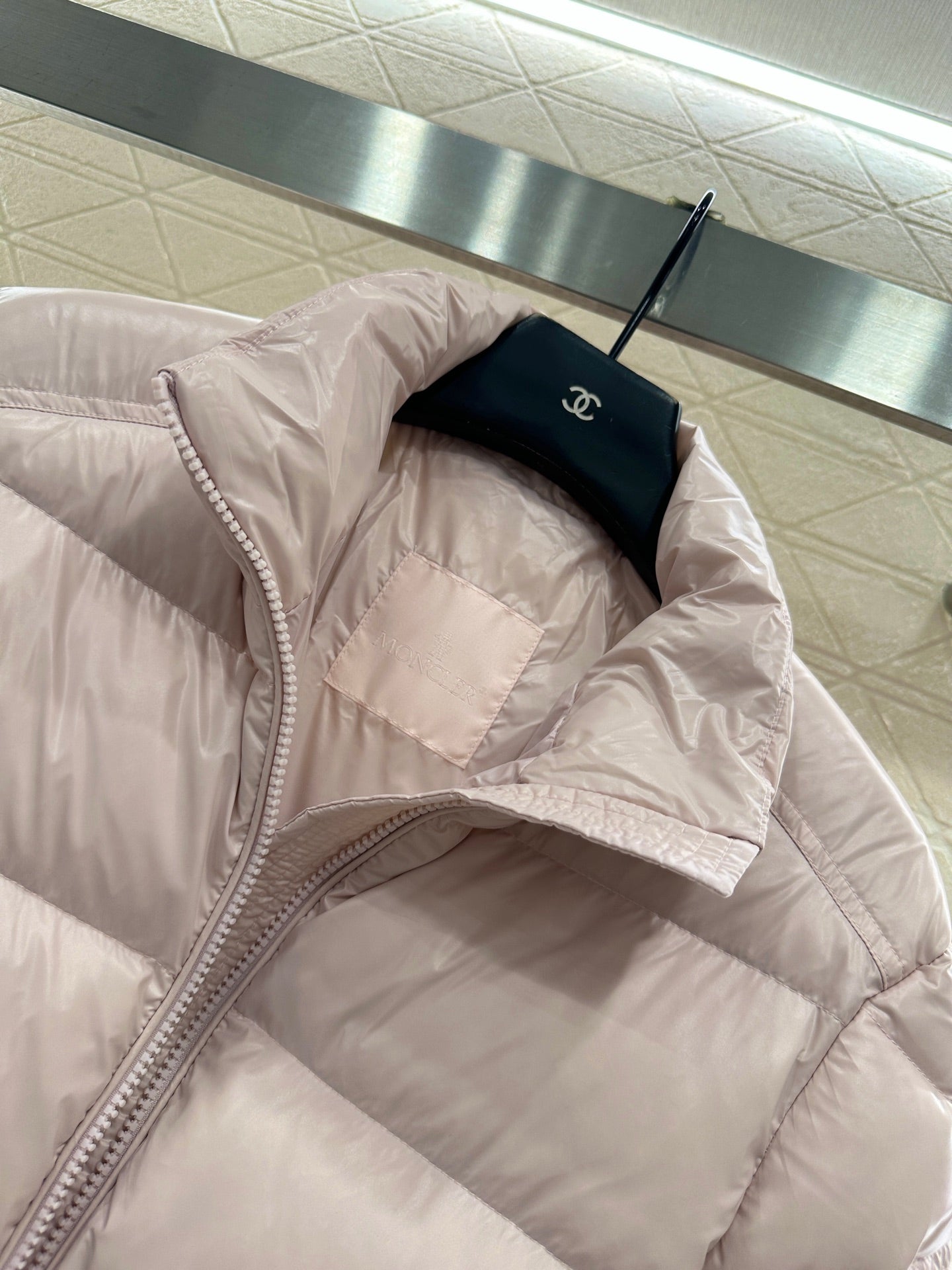 Mon 25  Rectangular embossed stand collar down jacket