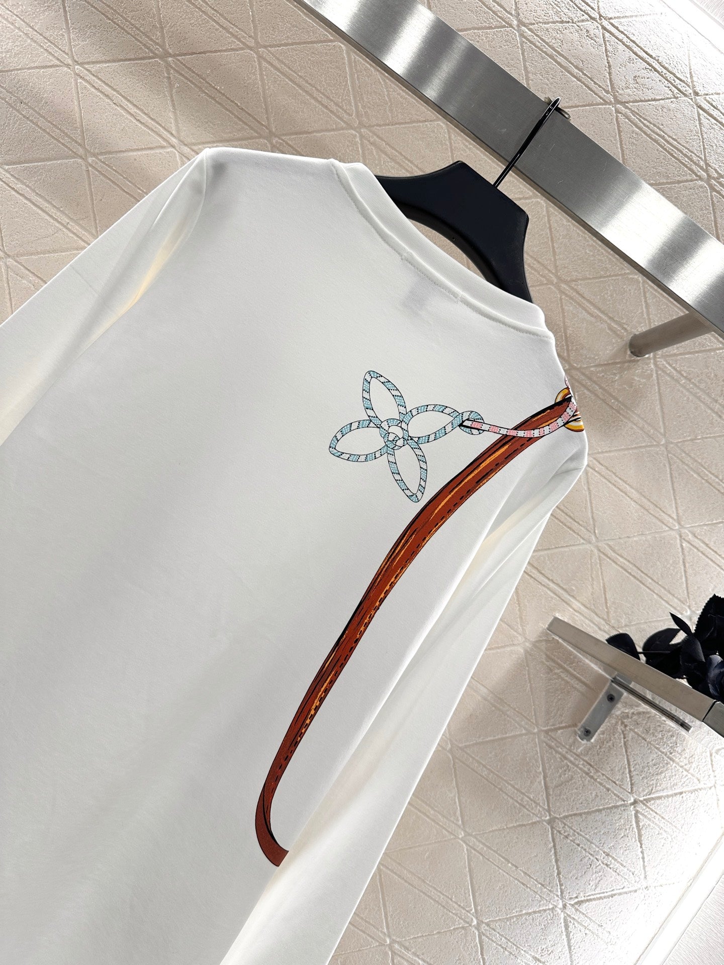 L 25 Chain round neck printed long sleeves
