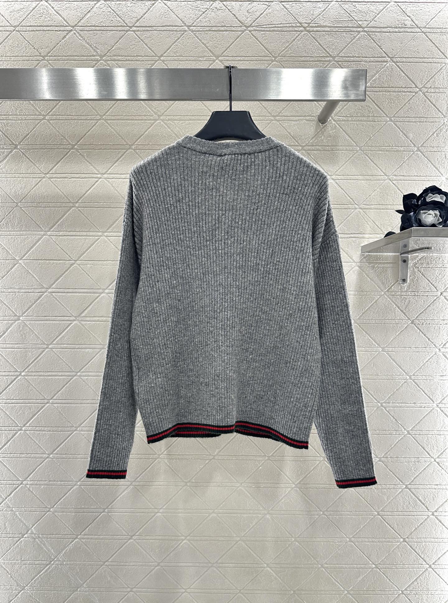 Gu 25 Knitted wool cardigan and trousers set