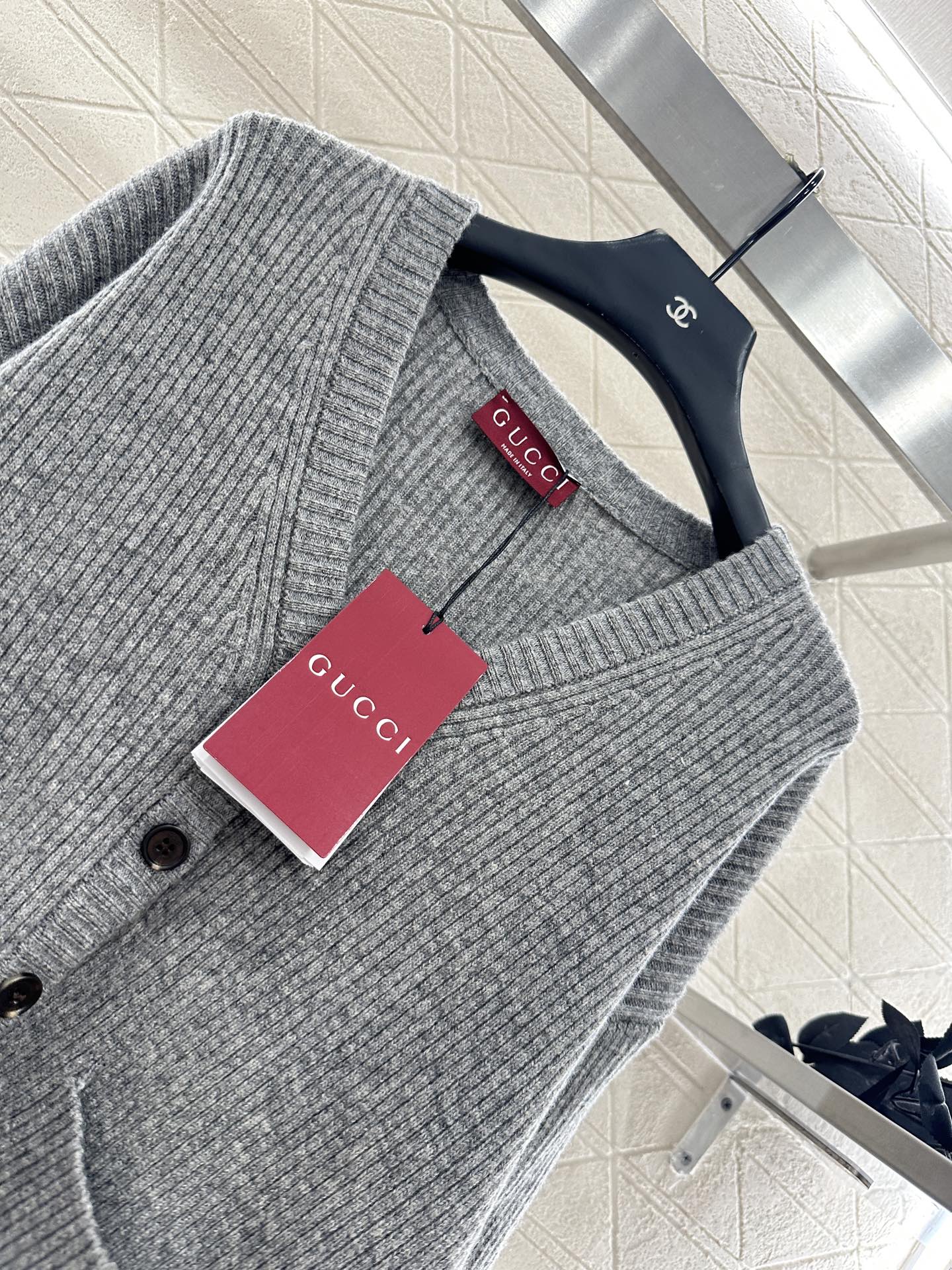 Gu 25 Knitted wool cardigan and trousers set