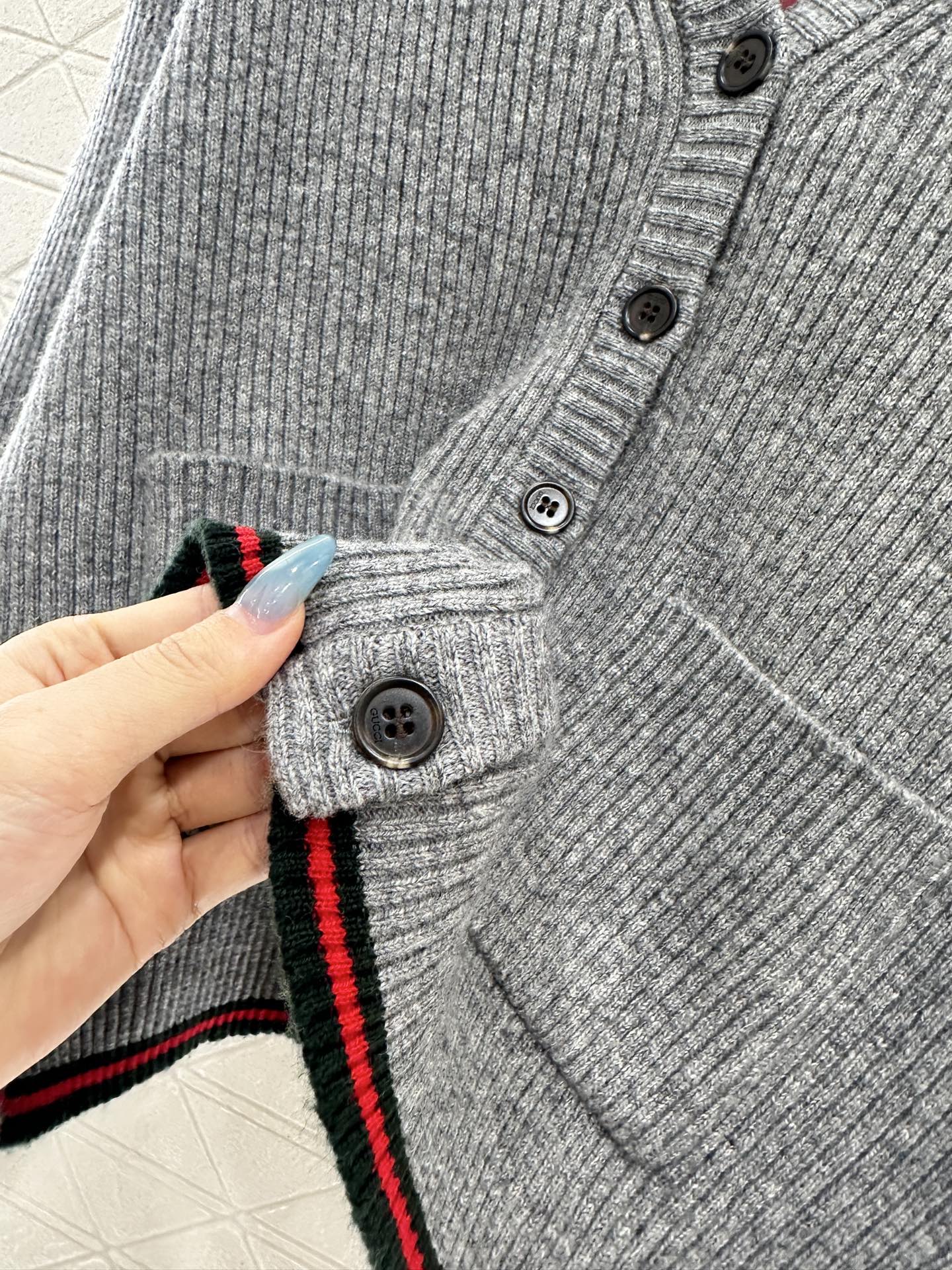 Gu 25 Knitted wool cardigan and trousers set