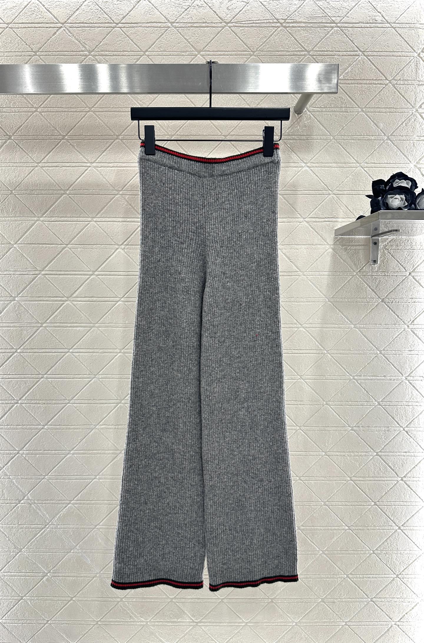 Gu 25 Knitted wool cardigan and trousers set