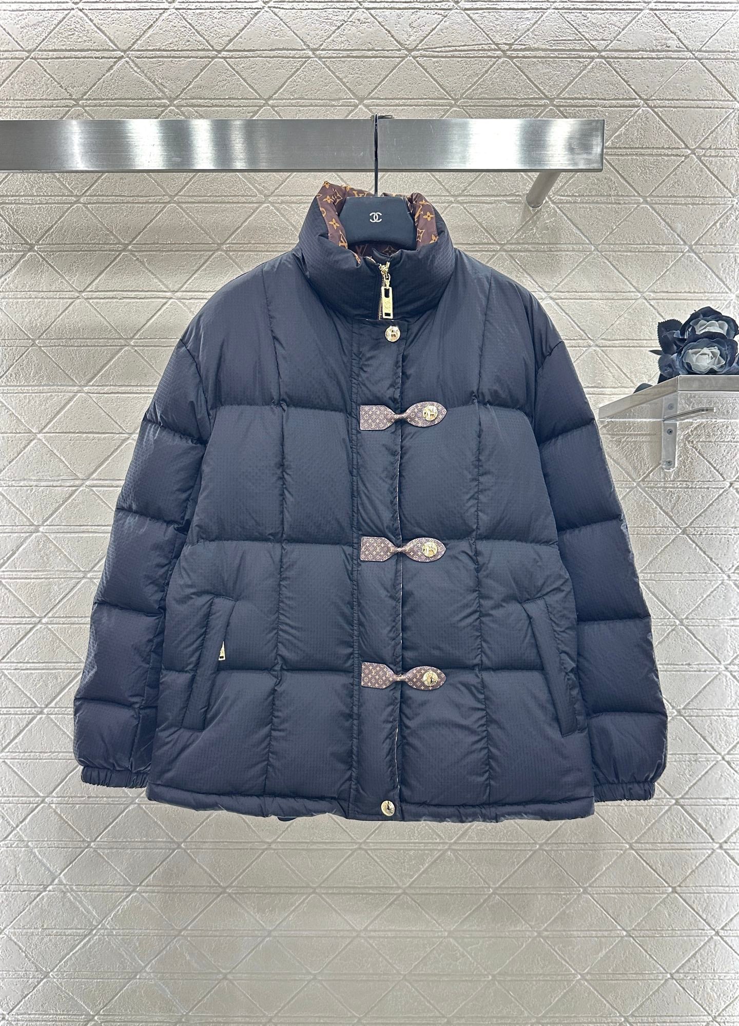 L 25 Stand collar leather button mid-length down jacket(WHITE/BLACK)