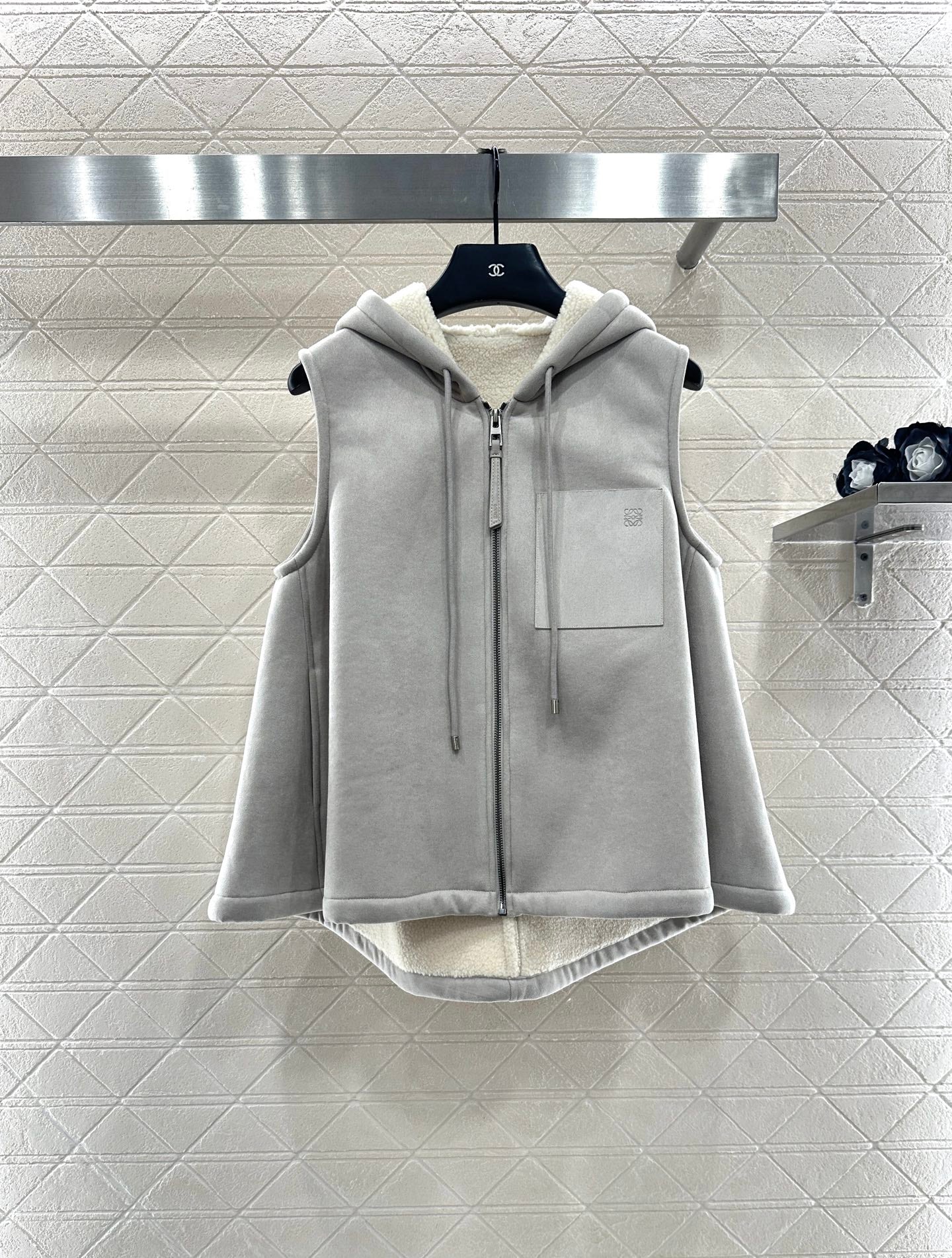 Lo 25 Hooded zip-up vest