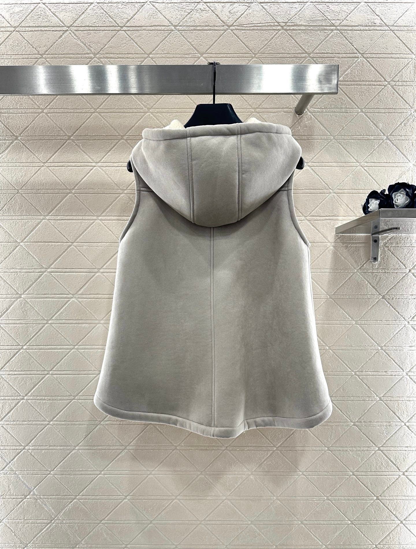 Lo 25 Hooded zip-up vest