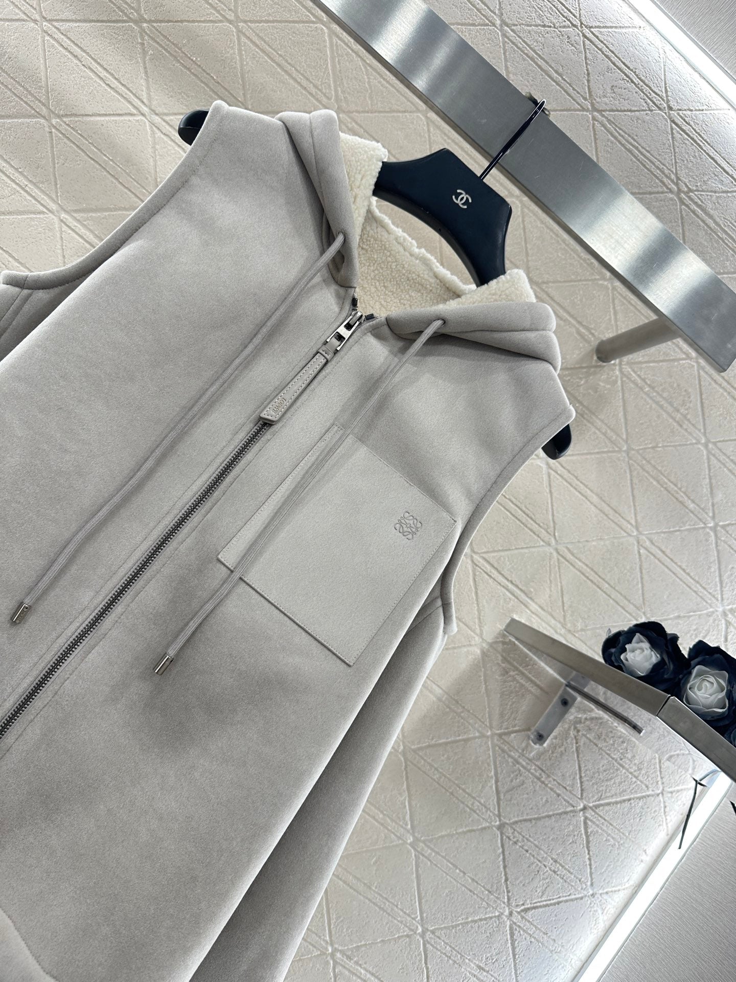 Lo 25 Hooded zip-up vest