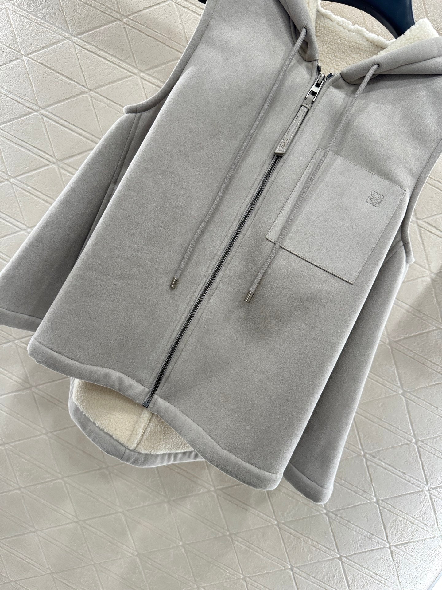 Lo 25 Hooded zip-up vest
