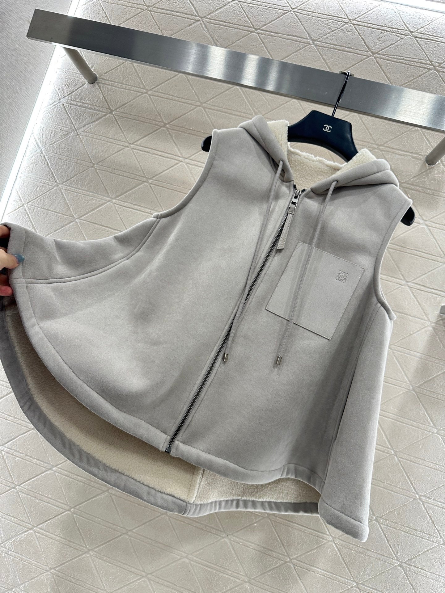 Lo 25 Hooded zip-up vest