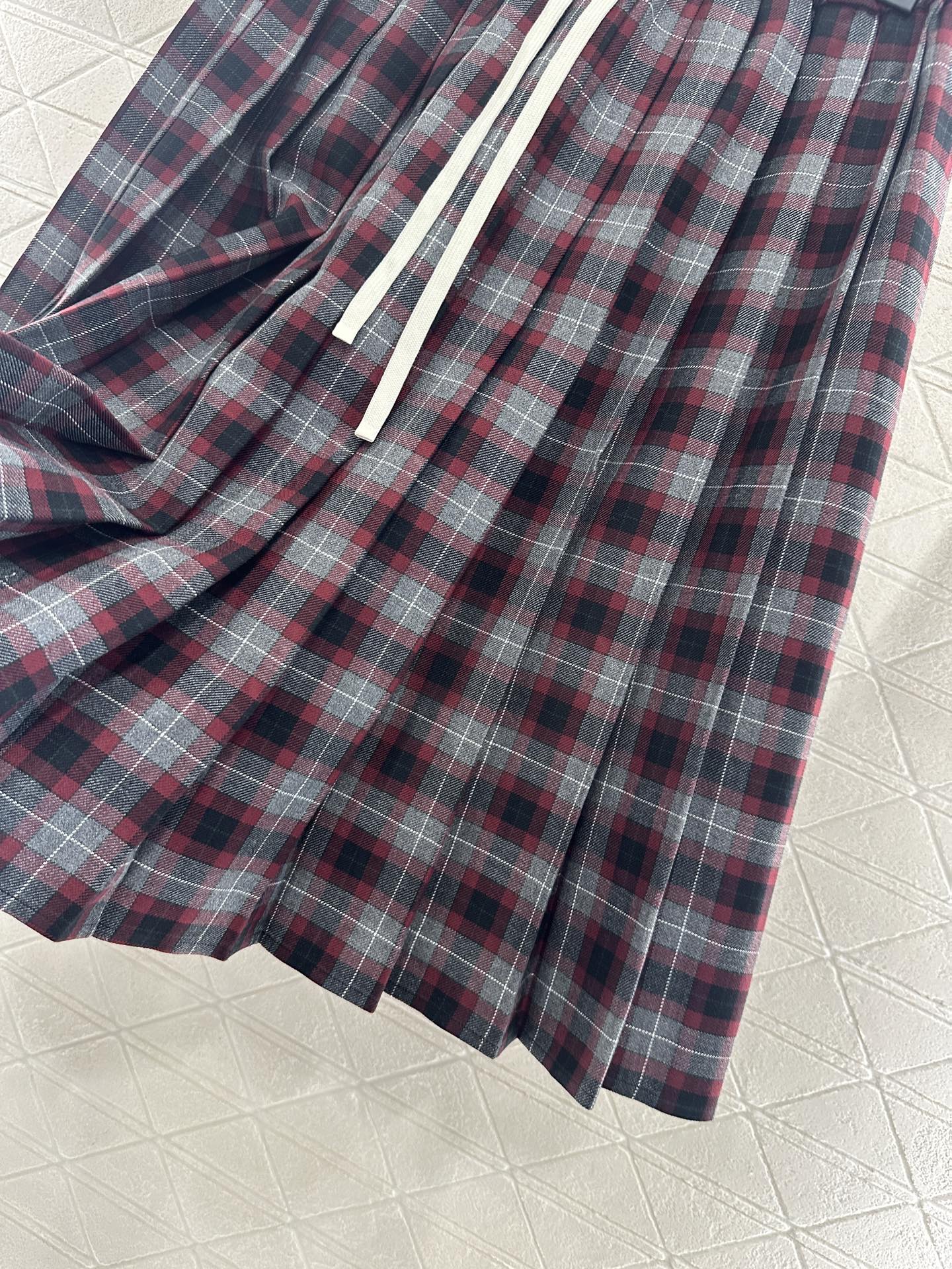 Mi 25 Plaid shirt and pleated skirt wool suit