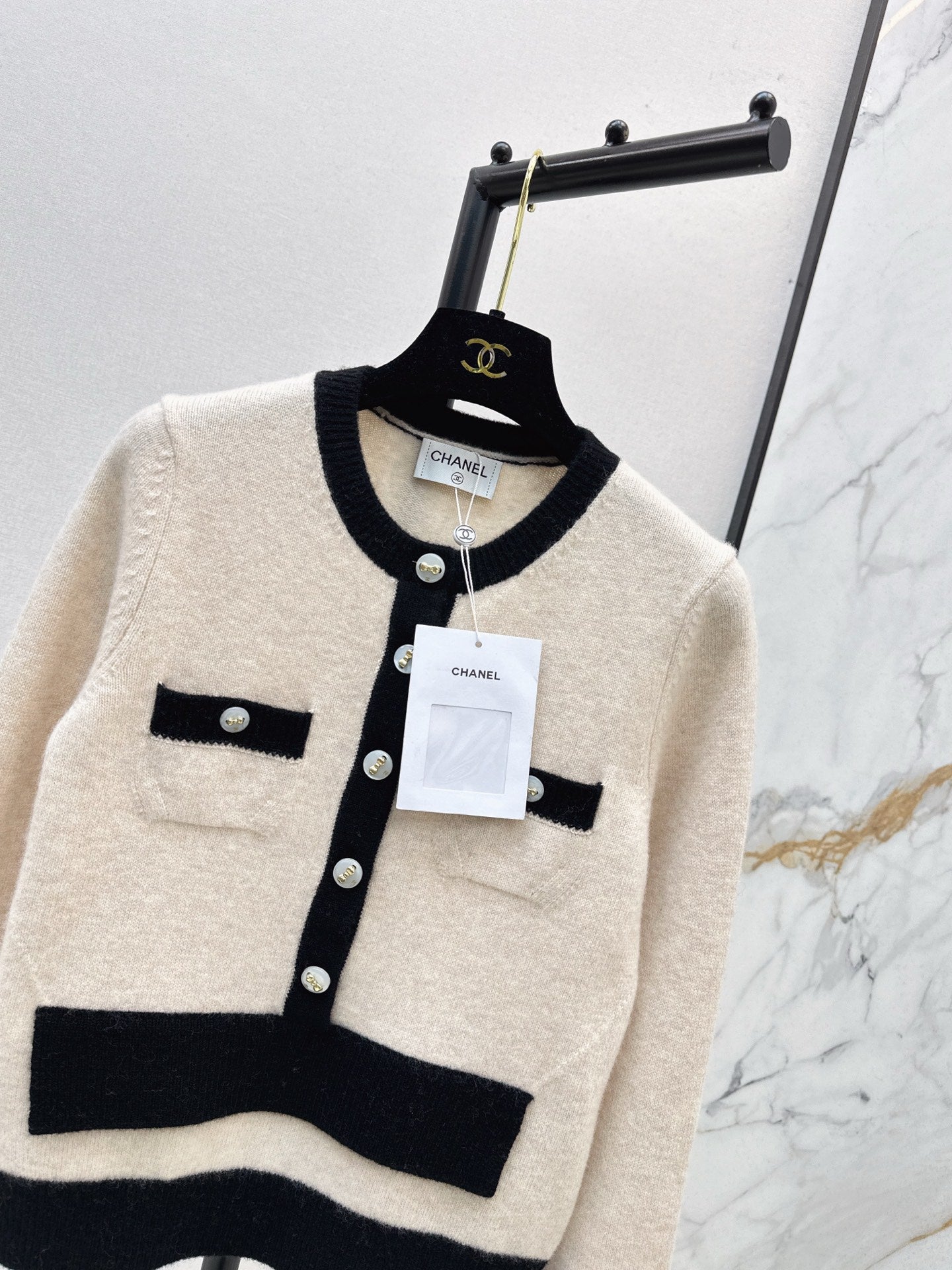 C 25 Round neck multi-pocket cashmere sweater
