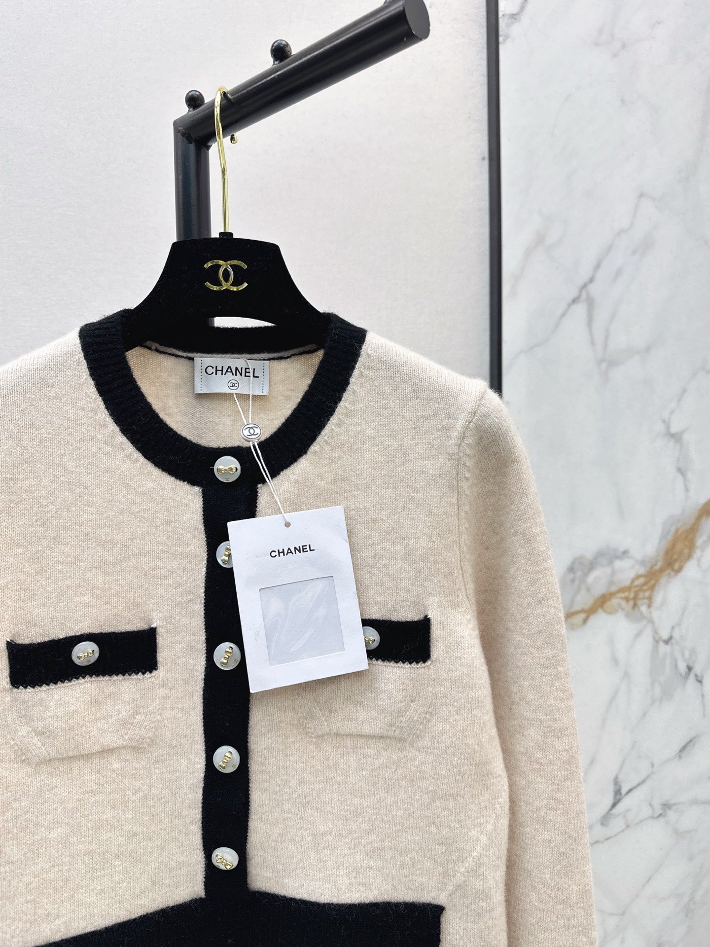 C 25 Round neck multi-pocket cashmere sweater