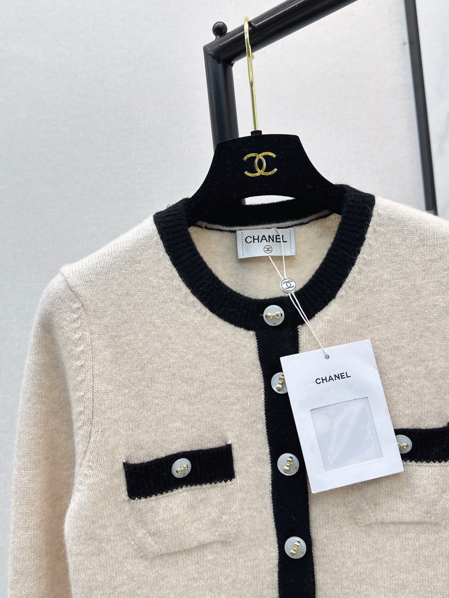 C 25 Round neck multi-pocket cashmere sweater