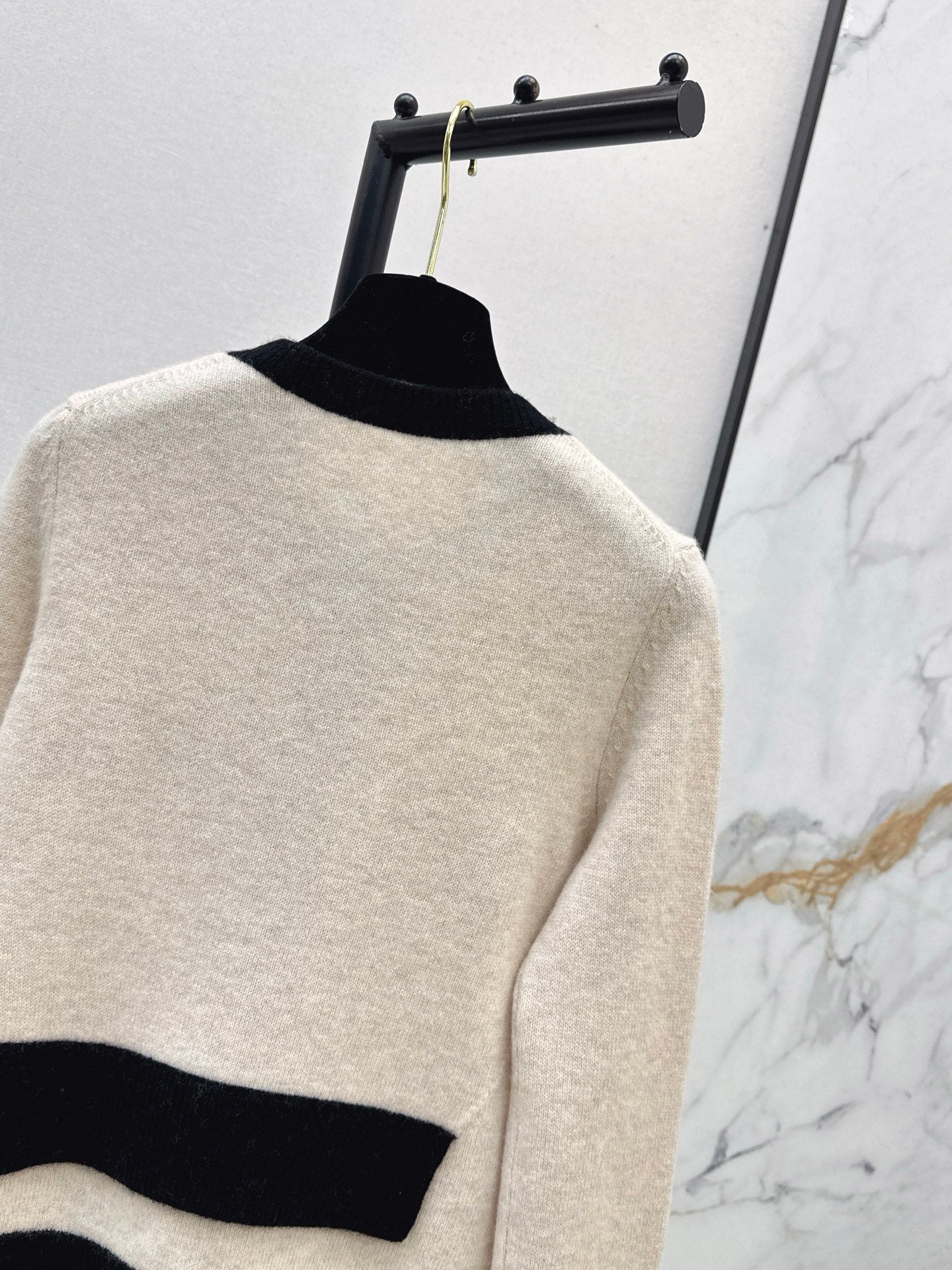 C 25 Round neck multi-pocket cashmere sweater