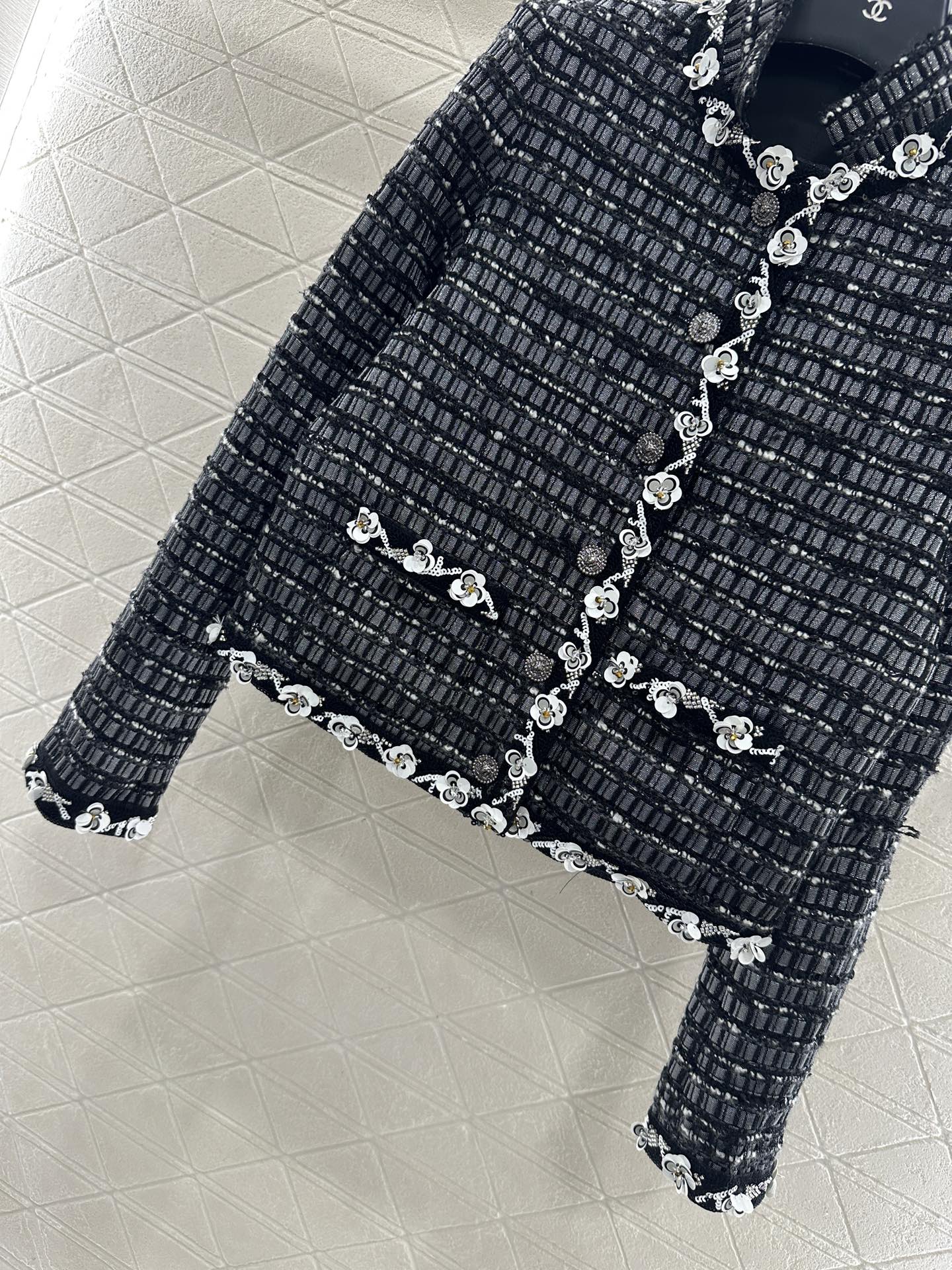 C 25 Beaded sequined edging jacket