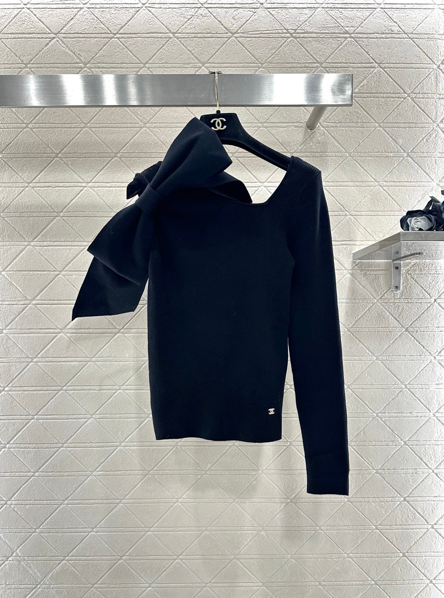 C 25 One-sleeved bow-knit wool top