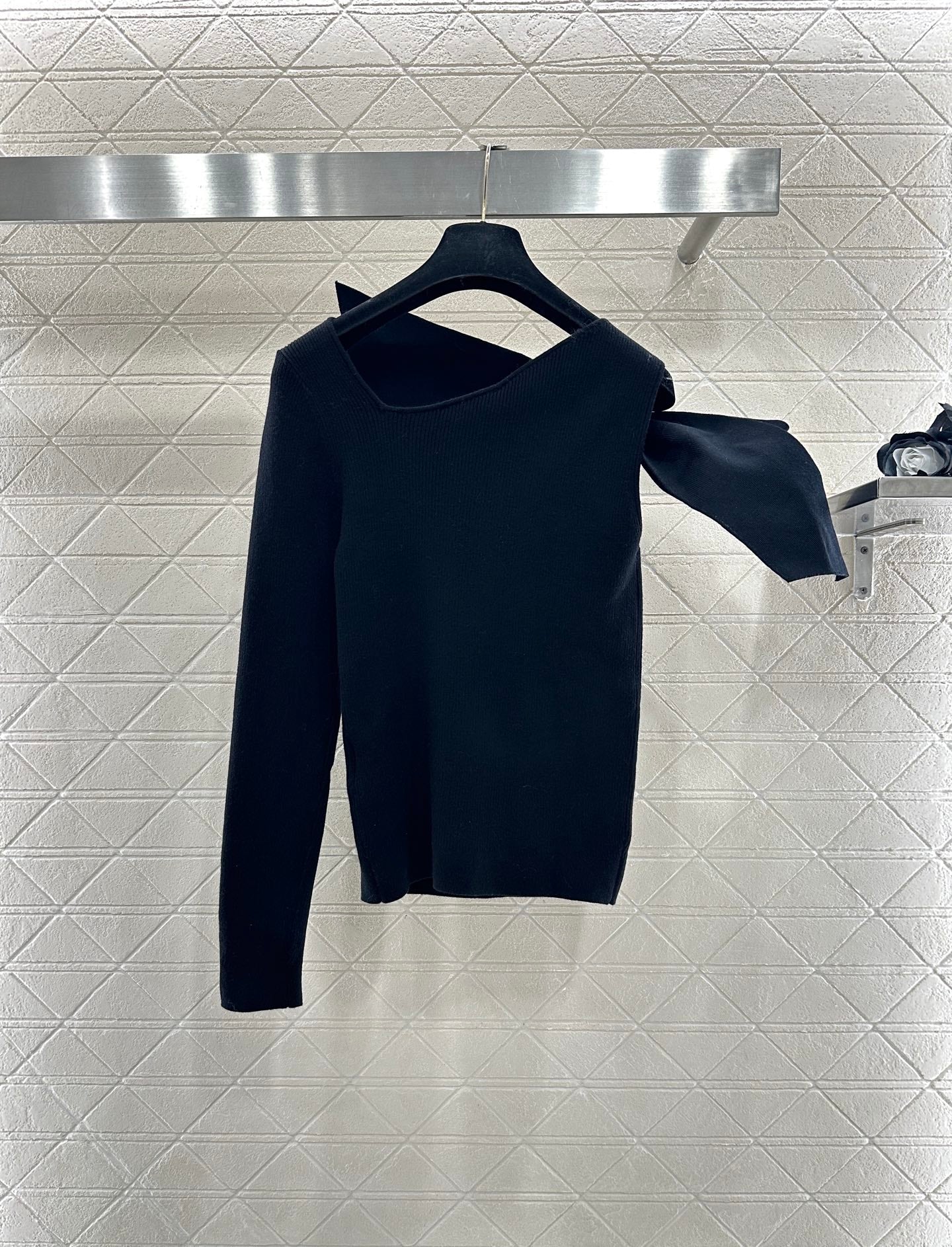 C 25 One-sleeved bow-knit wool top