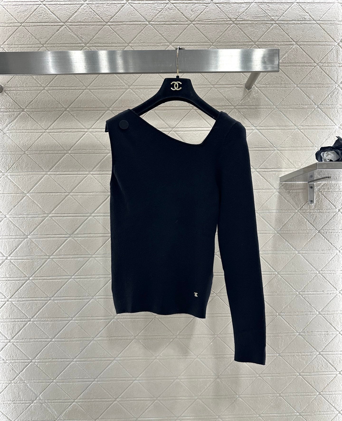 C 25 One-sleeved bow-knit wool top